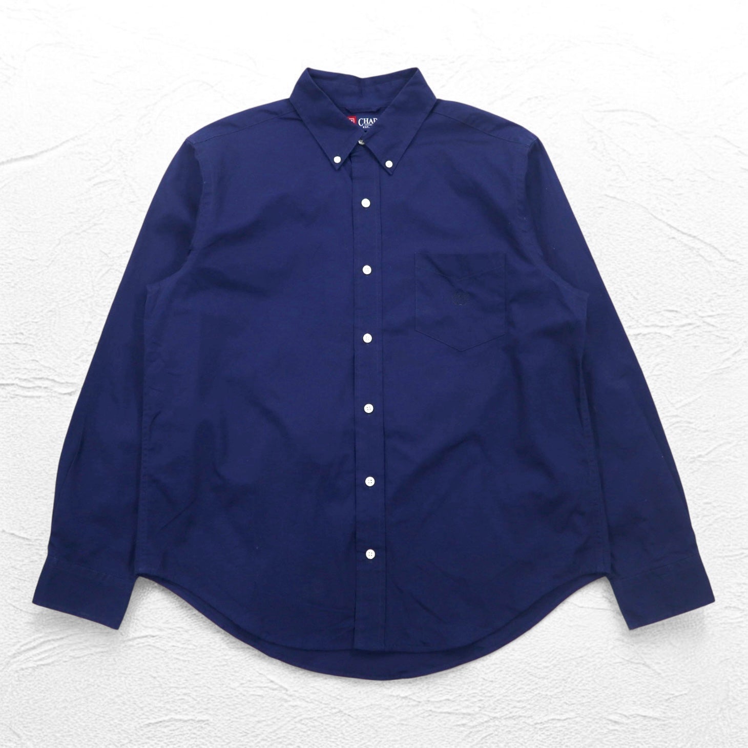 Camicia button-down CHAPS taglia L blu navy con toppe sui gomiti, taschino sul petto e logo ricamato.