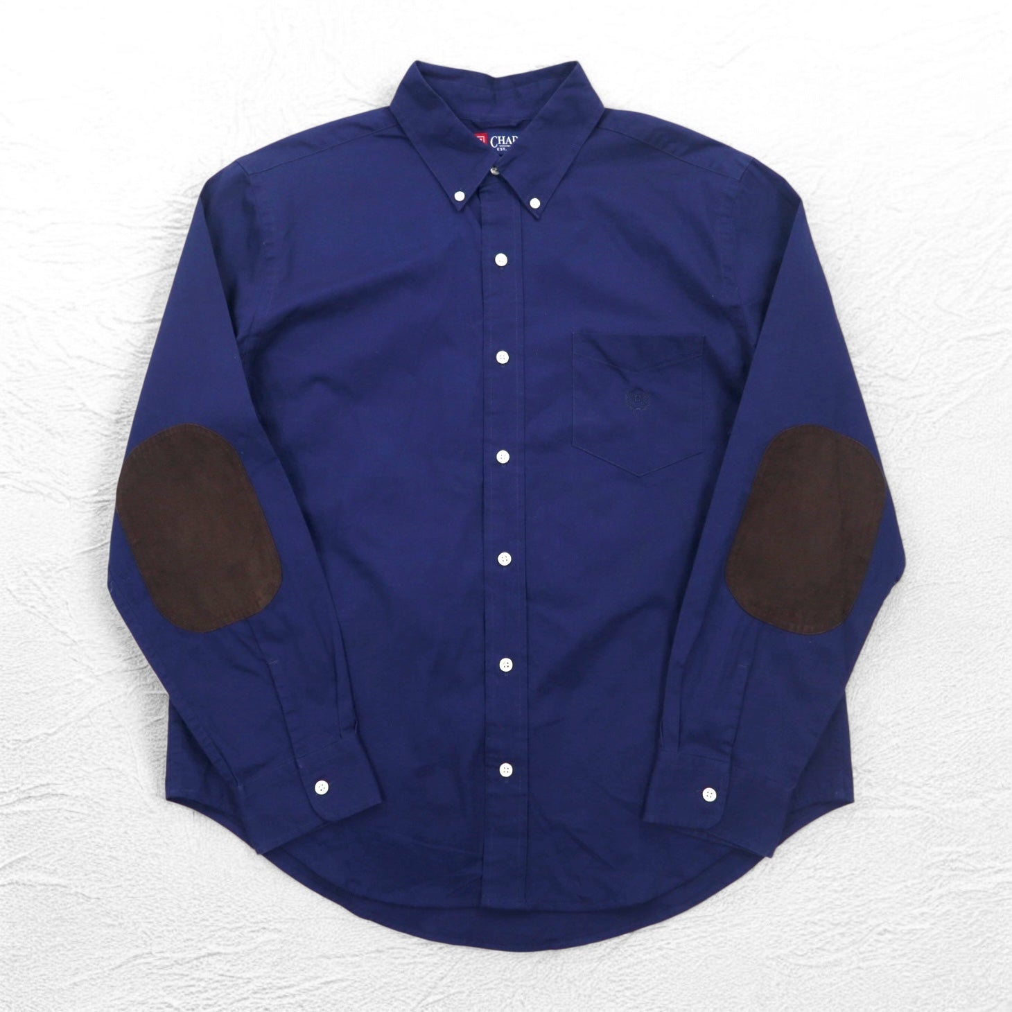Camicia button-down CHAPS taglia L blu navy con toppe sui gomiti, taschino sul petto e logo ricamato.