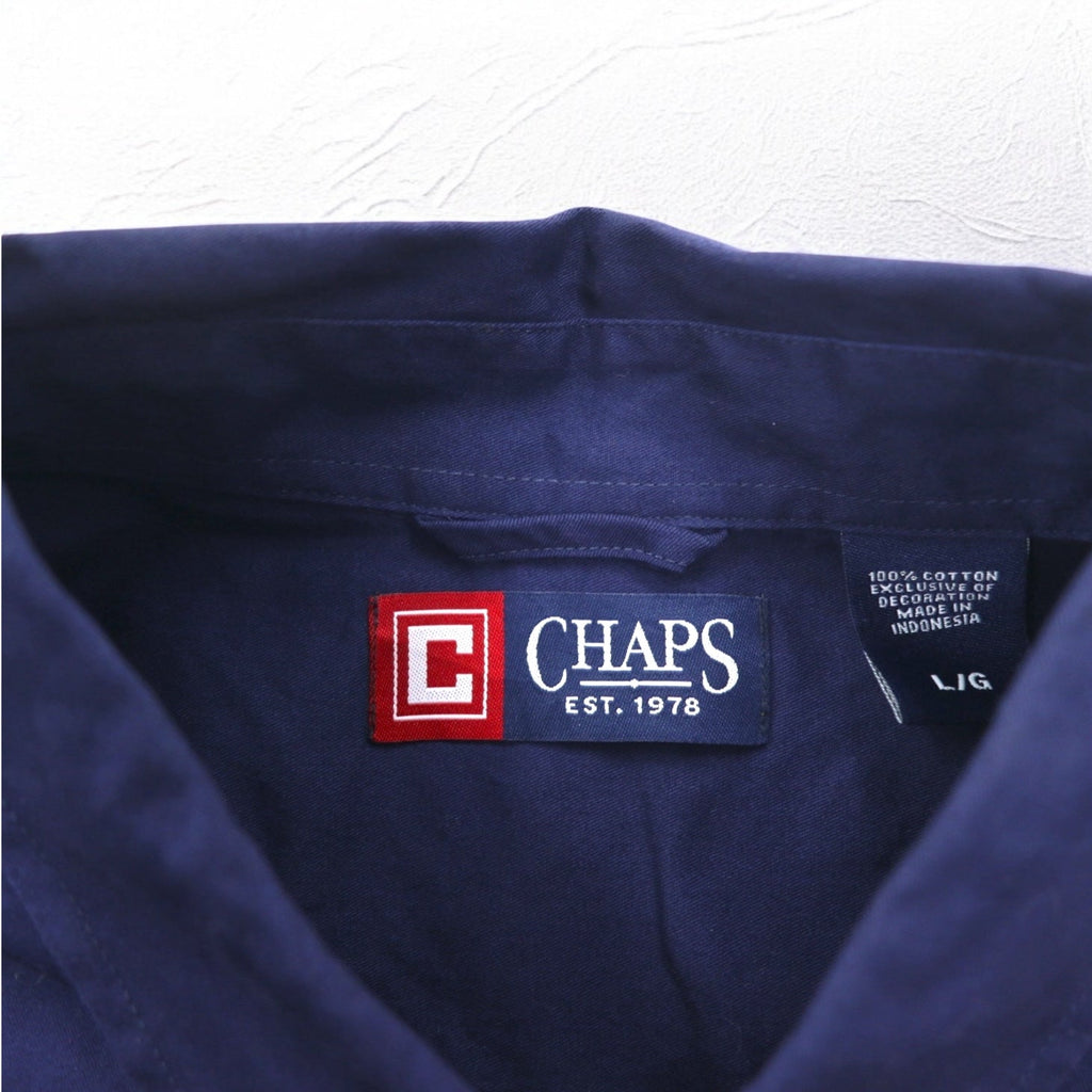 Camicia button-down CHAPS taglia L blu navy con toppe sui gomiti, taschino sul petto e logo ricamato.