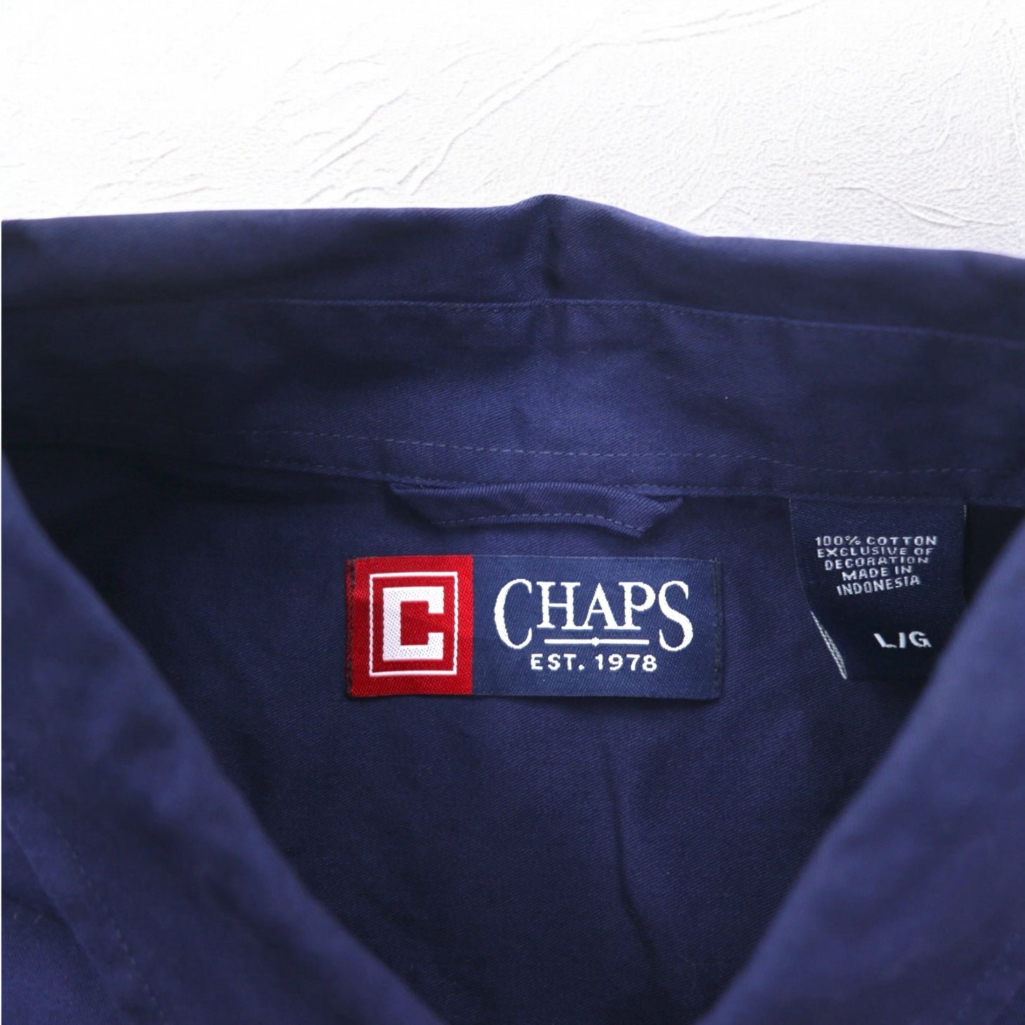 Camicia button-down CHAPS taglia L blu navy con toppe sui gomiti, taschino sul petto e logo ricamato.