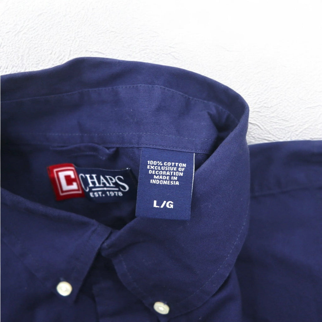 Camicia button-down CHAPS taglia L blu navy con toppe sui gomiti, taschino sul petto e logo ricamato.