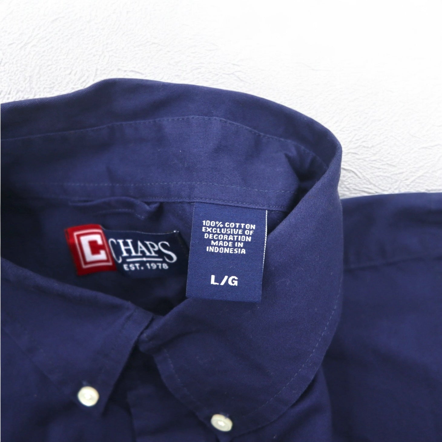 Camicia button-down CHAPS taglia L blu navy con toppe sui gomiti, taschino sul petto e logo ricamato.