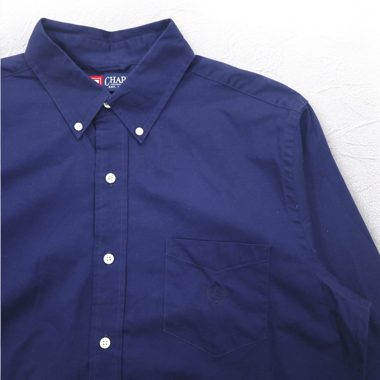 Camicia button-down CHAPS taglia L blu navy con toppe sui gomiti, taschino sul petto e logo ricamato.