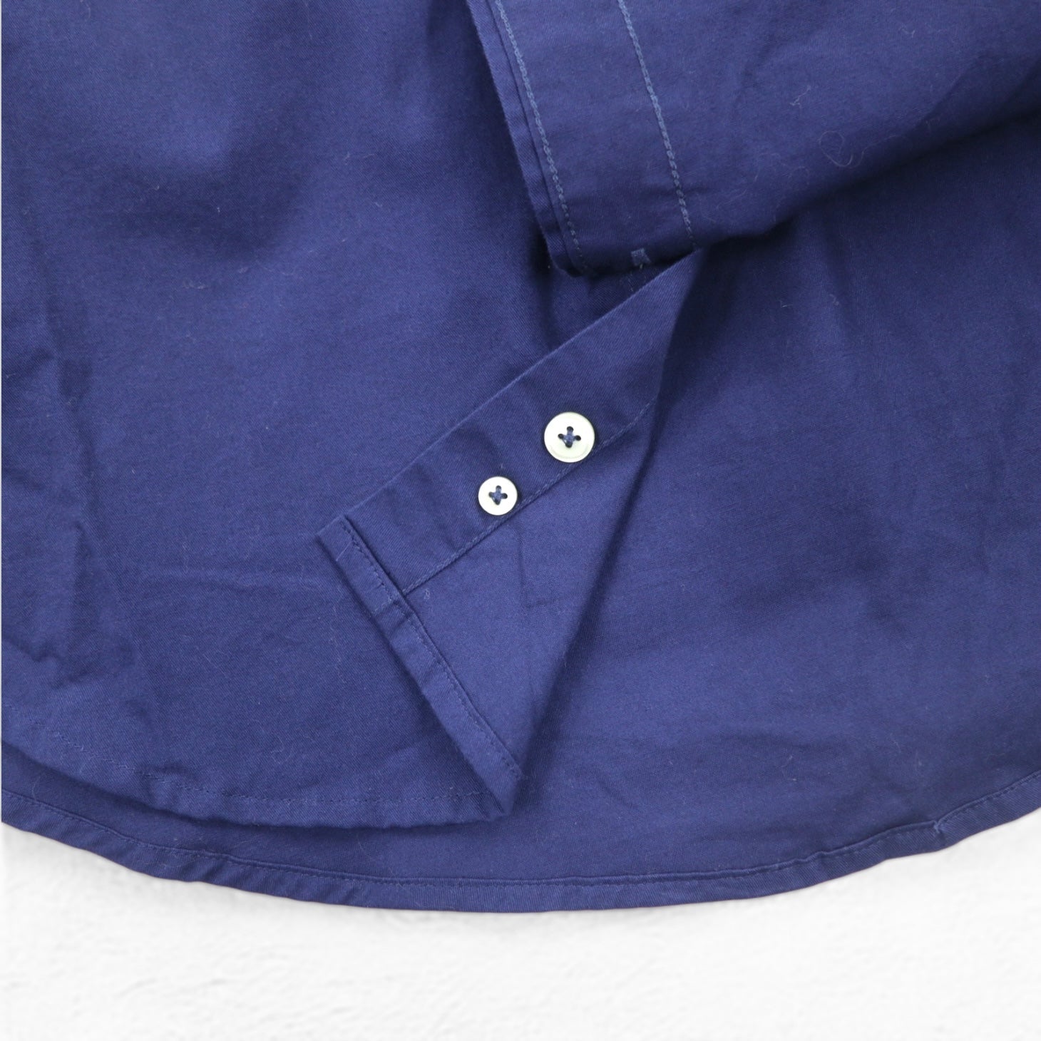Camicia button-down CHAPS taglia L blu navy con toppe sui gomiti, taschino sul petto e logo ricamato.