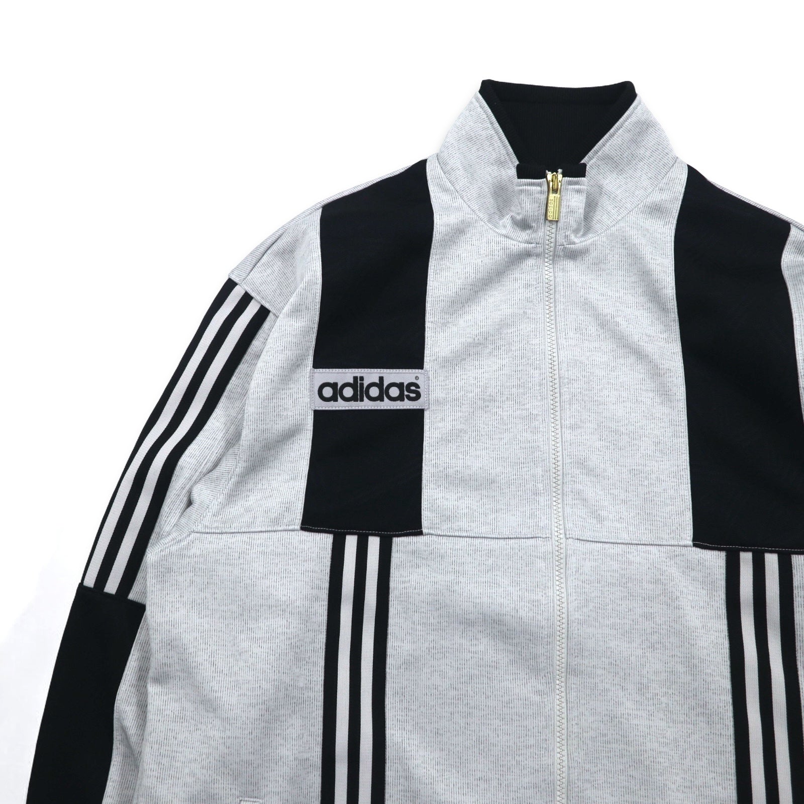 adidas anni '90, prodotta da Descente, tuta da ginnastica (giacca e pantaloni) taglia L, grigia, a 3 strisce