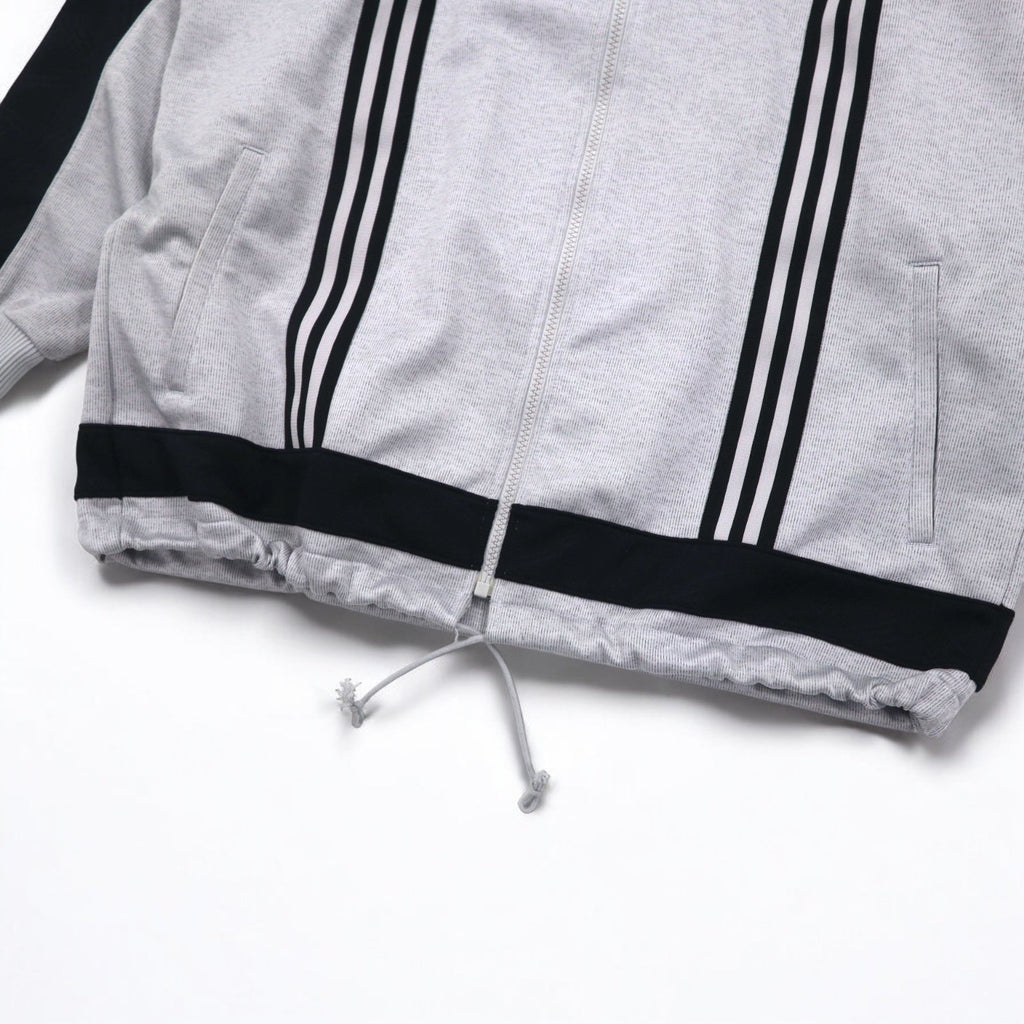 adidas anni '90, prodotta da Descente, tuta da ginnastica (giacca e pantaloni) taglia L, grigia, a 3 strisce