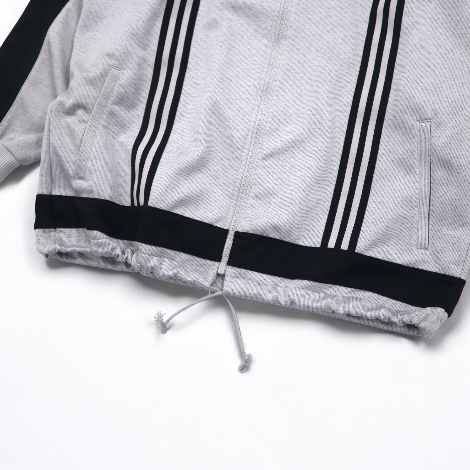 adidas anni '90, prodotta da Descente, tuta da ginnastica (giacca e pantaloni) taglia L, grigia, a 3 strisce
