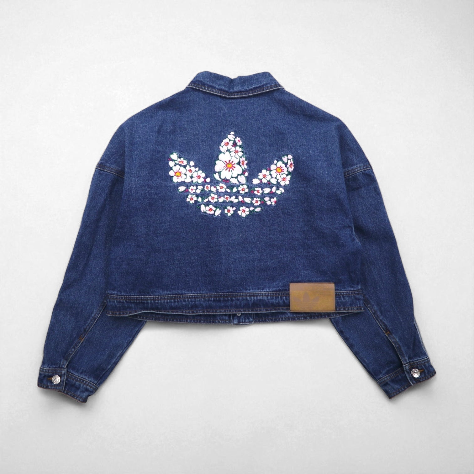 adidas originals クロップド 短丈 デニムジャケット Gジャン XL インディゴ 刺繍 ワイド IP3767  トレフォイル 3ストライプス フローラル