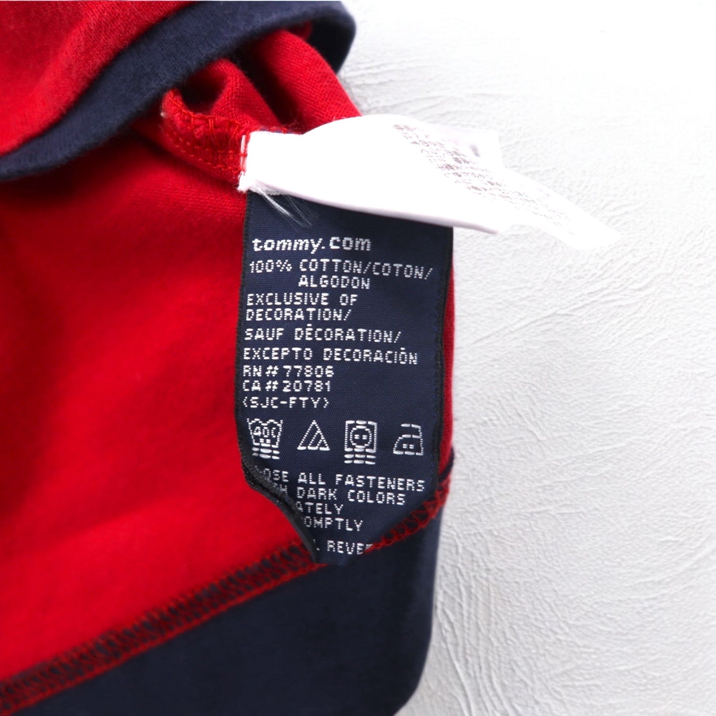 TOMMY HILFIGER T-shirt a maniche lunghe con mezza zip, colore rosso, taglia M, con logo ricamato