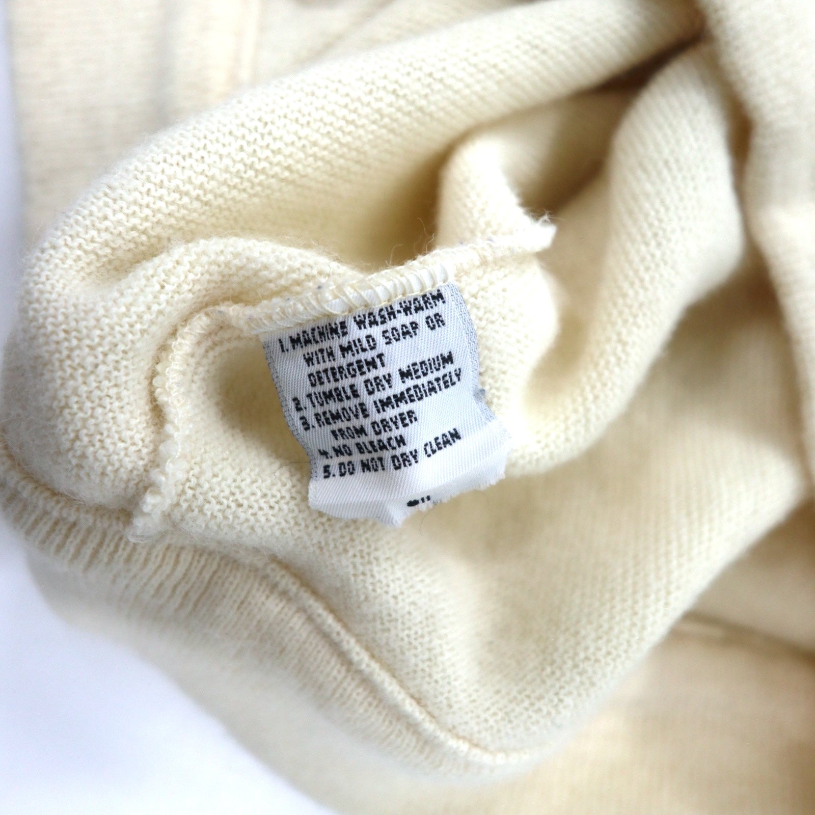 IZOD LACOSTE anni '70 maglione in acrilico scollo a V, etichetta "filo avvolto", taglia L, bianco, logo ricamato.