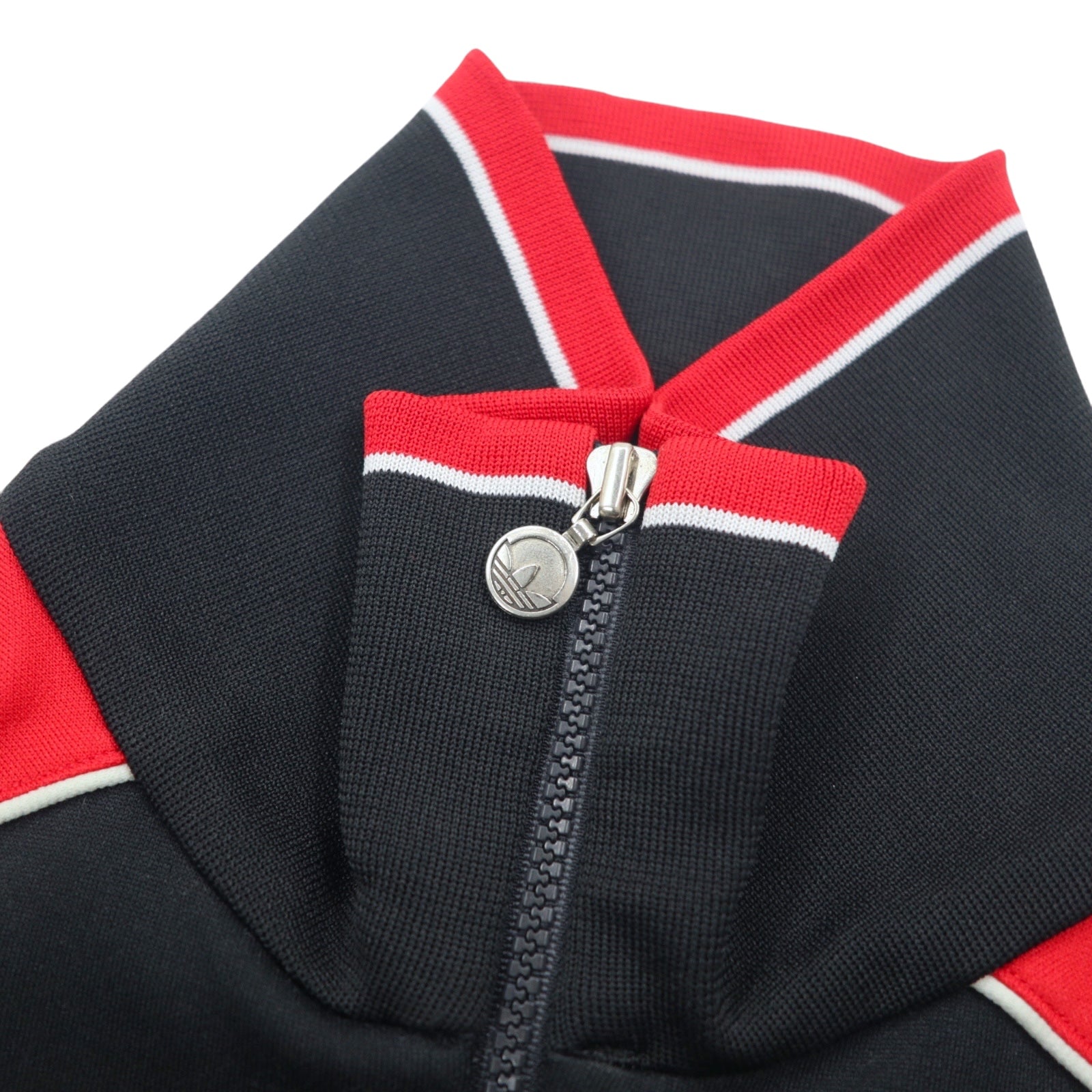 adidas, made in Germania Ovest, anni '70, giacca sportiva, tuta, taglia L, rosso e nero, poliestere, logo trifoglio, prodotta da Descente.