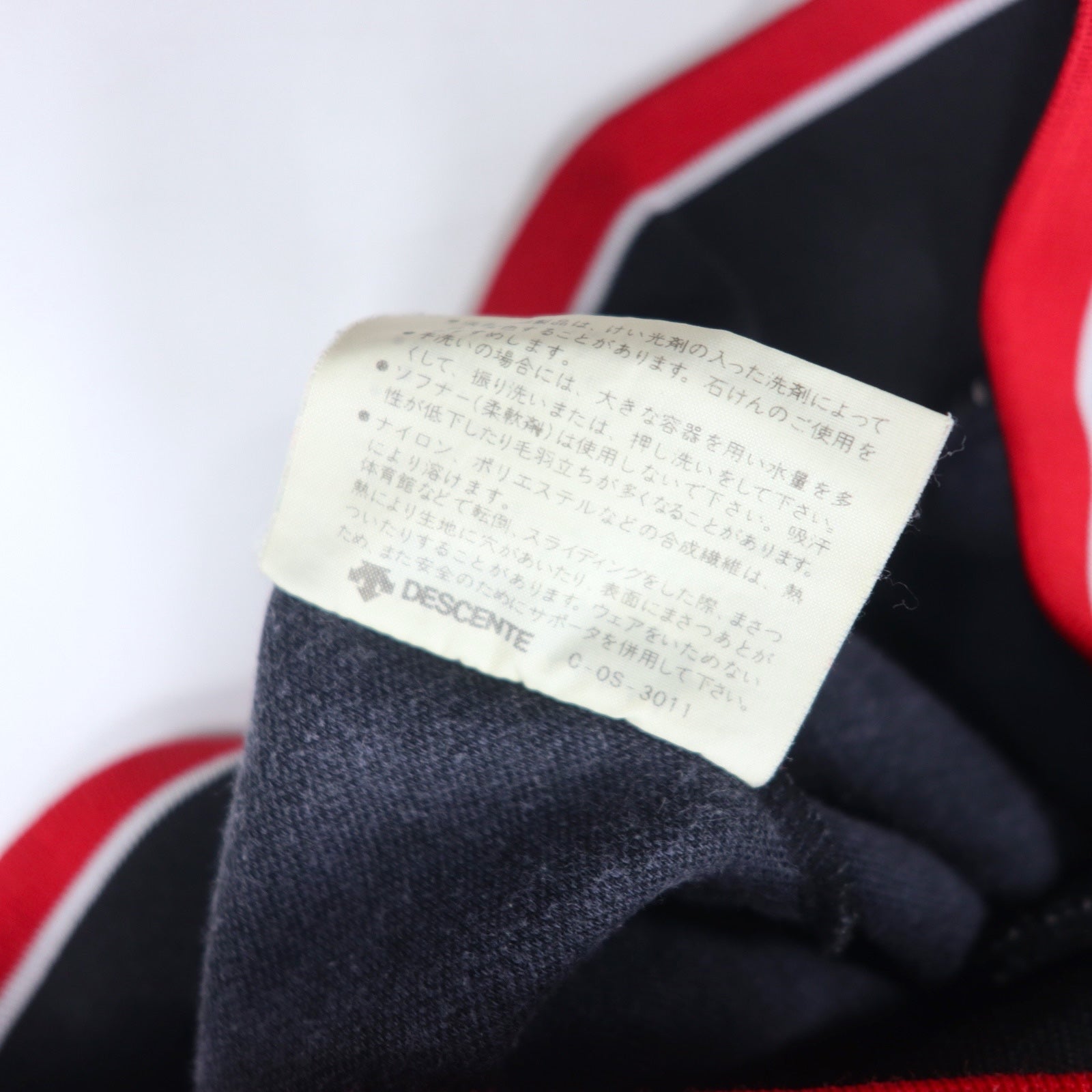 adidas, made in Germania Ovest, anni '70, giacca sportiva, tuta, taglia L, rosso e nero, poliestere, logo trifoglio, prodotta da Descente.