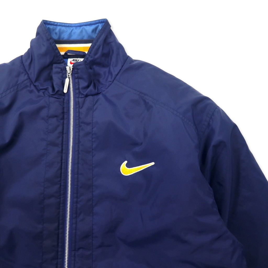 NIKE anni '90 logo Swoosh giacca imbottita in nylon M blu navy, ricamo logo posteriore, fodera trapuntata, etichetta argento