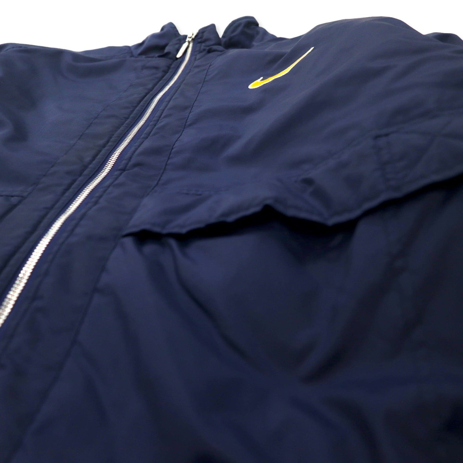 NIKE anni '90 logo Swoosh giacca imbottita in nylon M blu navy, ricamo logo posteriore, fodera trapuntata, etichetta argento