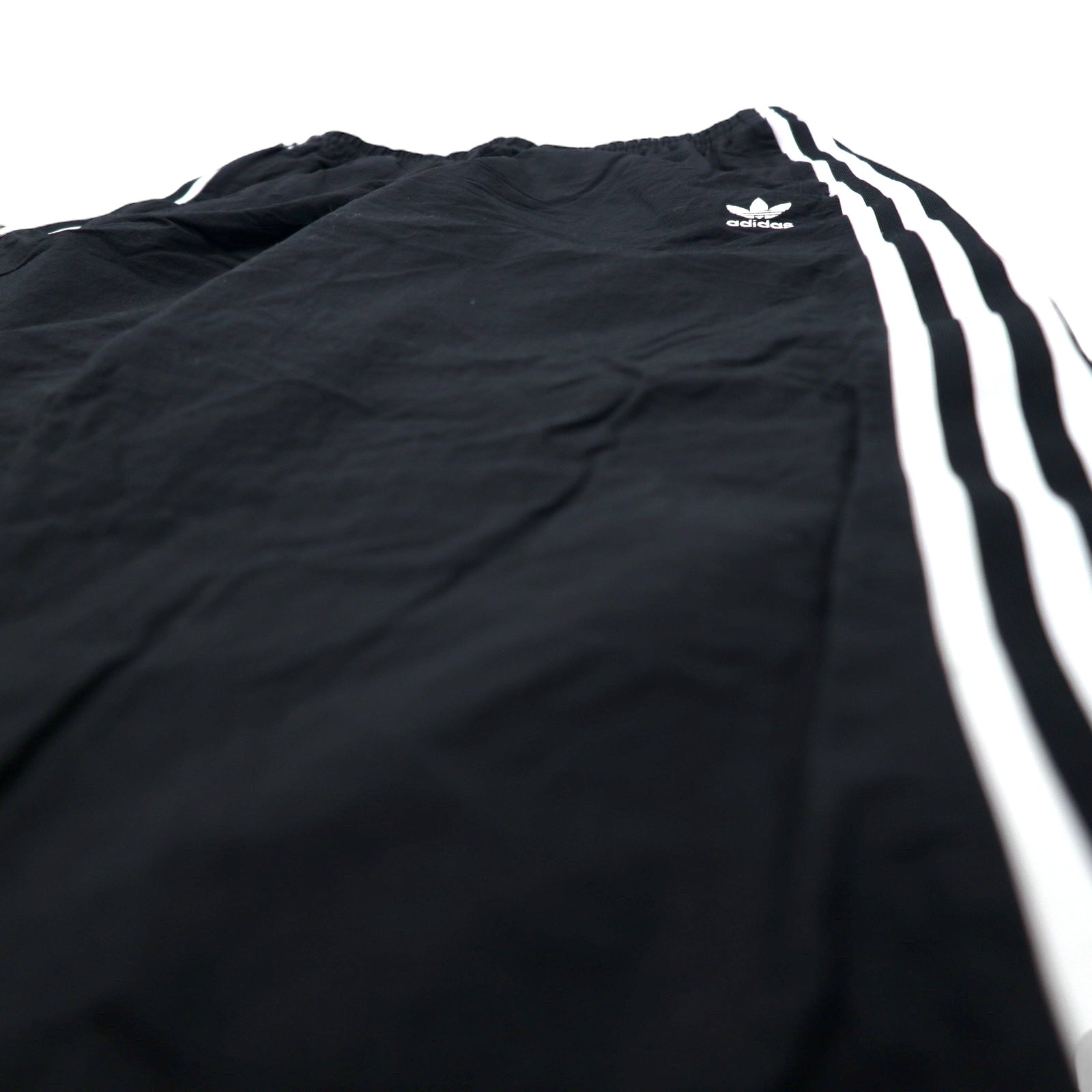 adidas originals Pantaloni da tuta XOT neri in nylon con logo a trifoglio 3 strisce LOCK UP TRACK PANTS ED7542