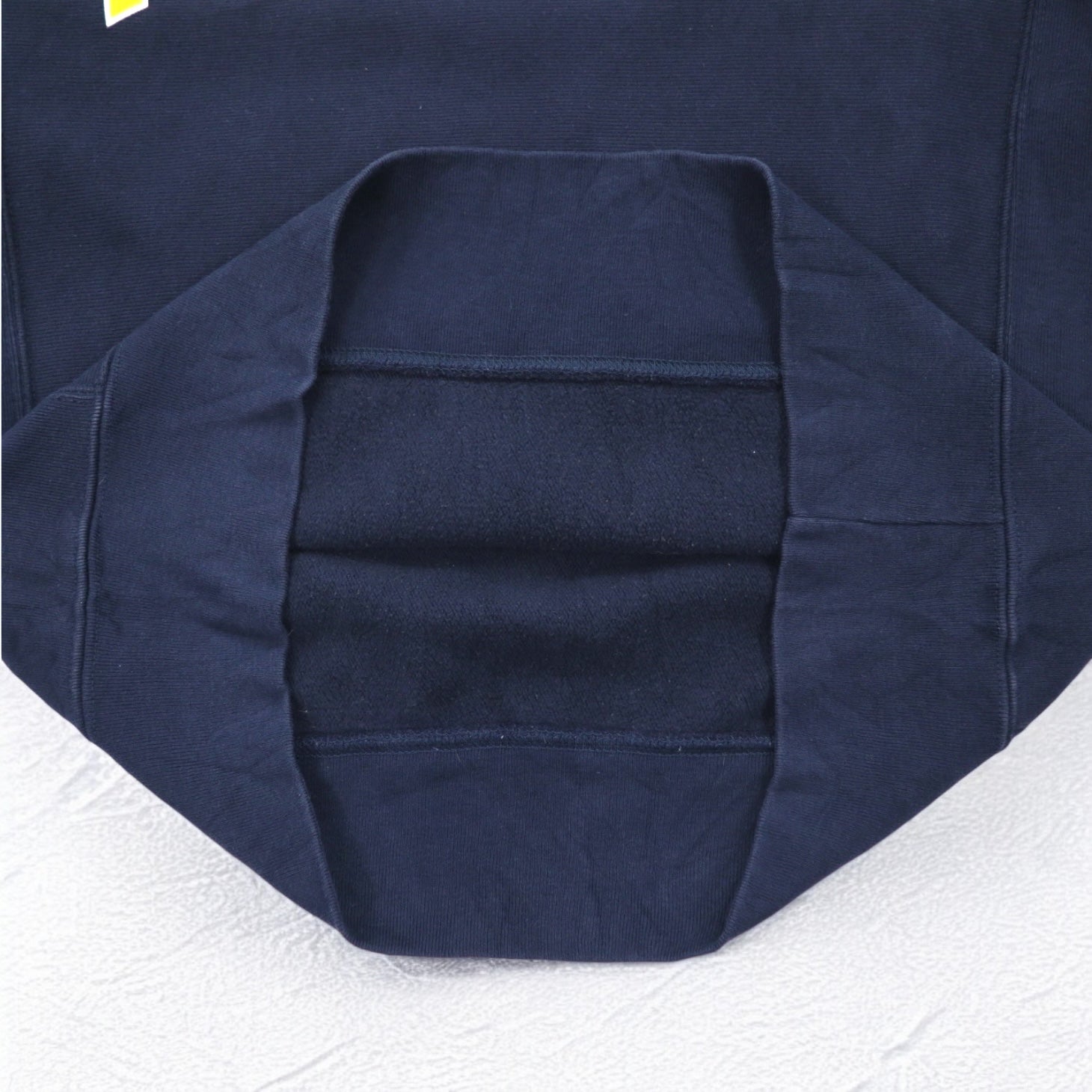 Champion Premium Reverse Weave FELPA Reverse Weave Stampa College L Blu Navy MARQUETTE Logo ad arco