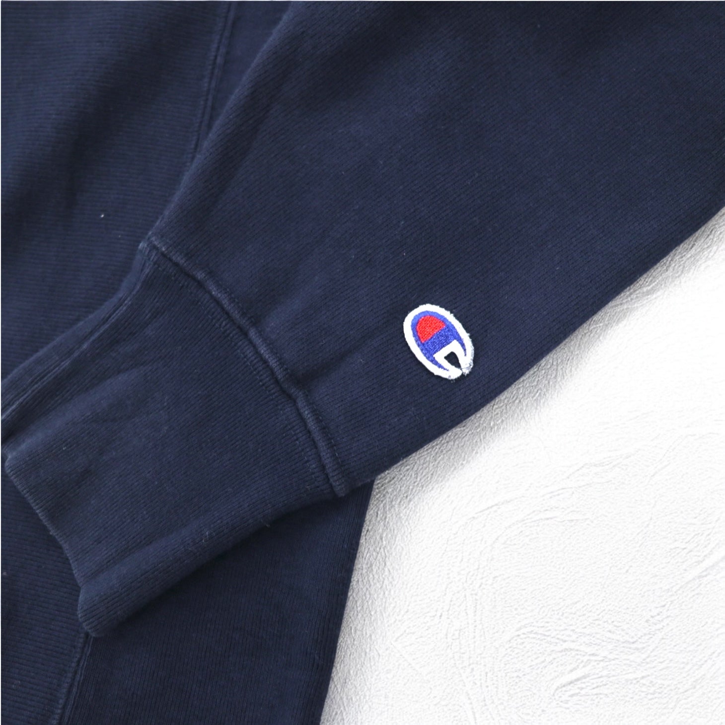 Champion Premium Reverse Weave FELPA Reverse Weave Stampa College L Blu Navy MARQUETTE Logo ad arco