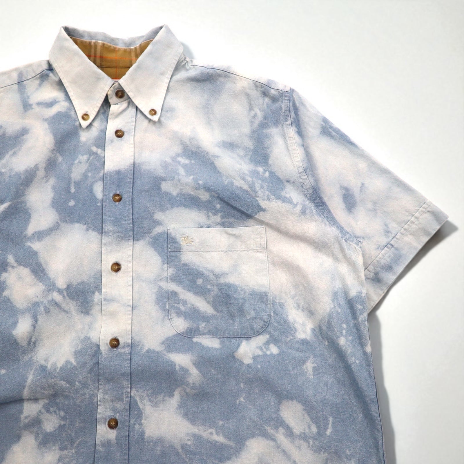 Burberry anni '90, camicia di jeans a maniche corte, abbottonata, vestibilità L, blu, taschino sul petto, made in Francia, lavaggio chimico