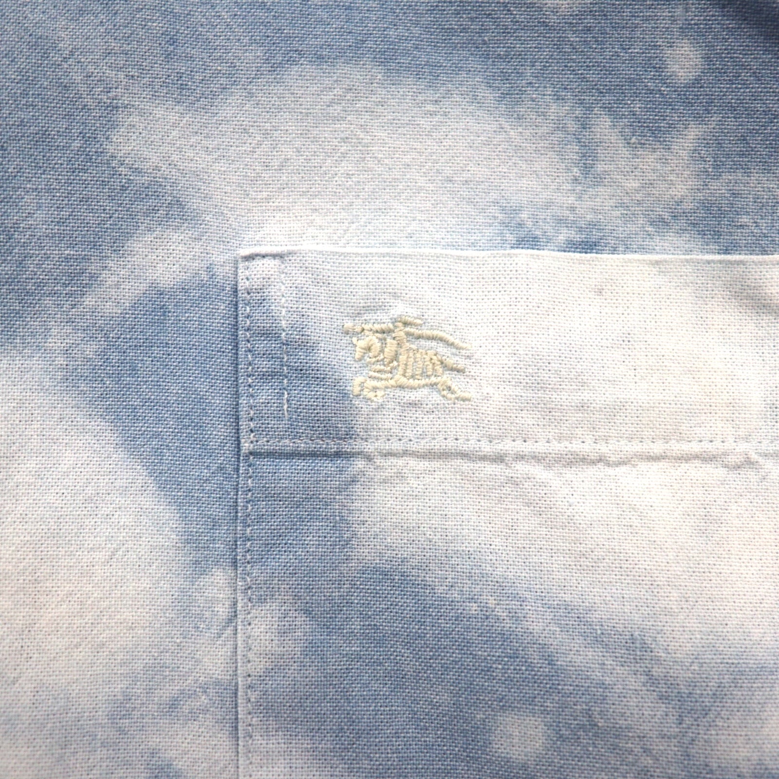 Burberry anni '90, camicia di jeans a maniche corte, abbottonata, vestibilità L, blu, taschino sul petto, made in Francia, lavaggio chimico