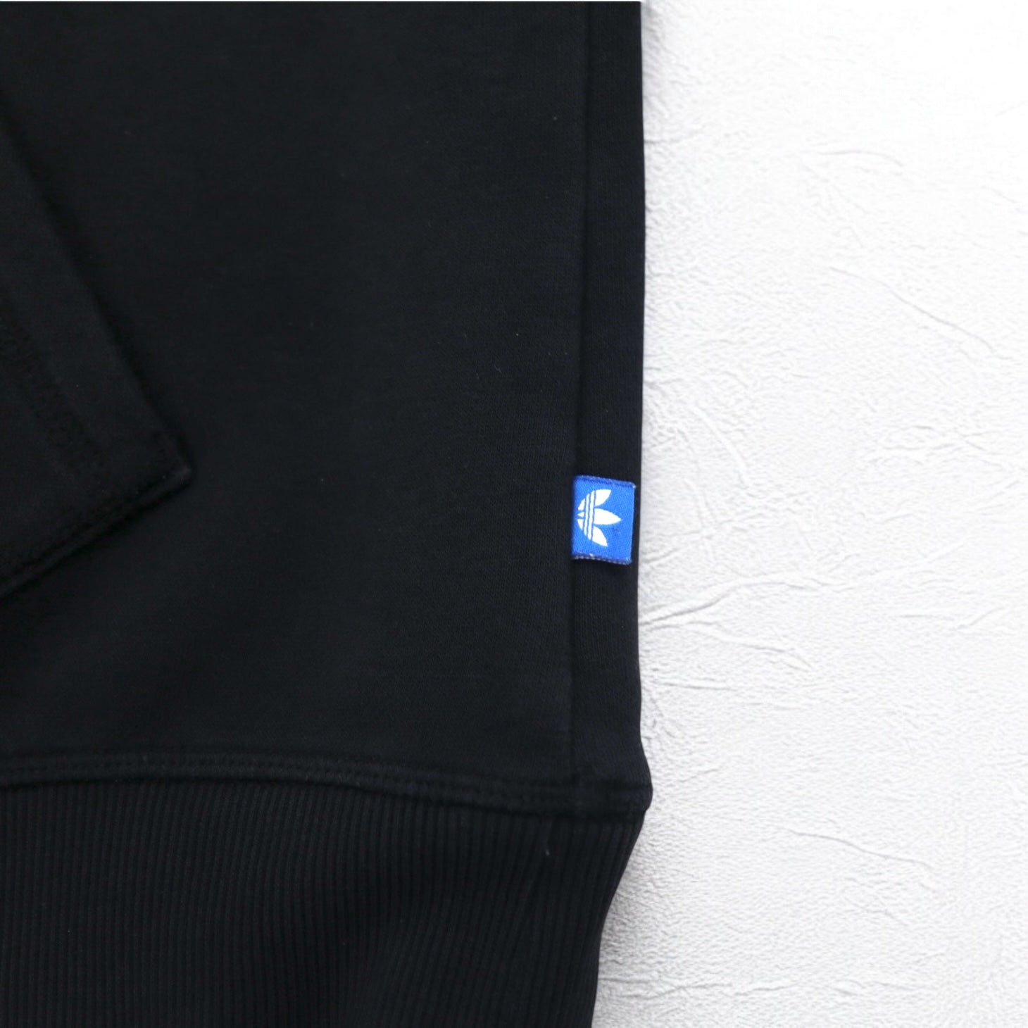 adidas Originals Felpa con Cappuccio con Stampa Logo Trifoglio XL Nera Interno Felpato AY6630