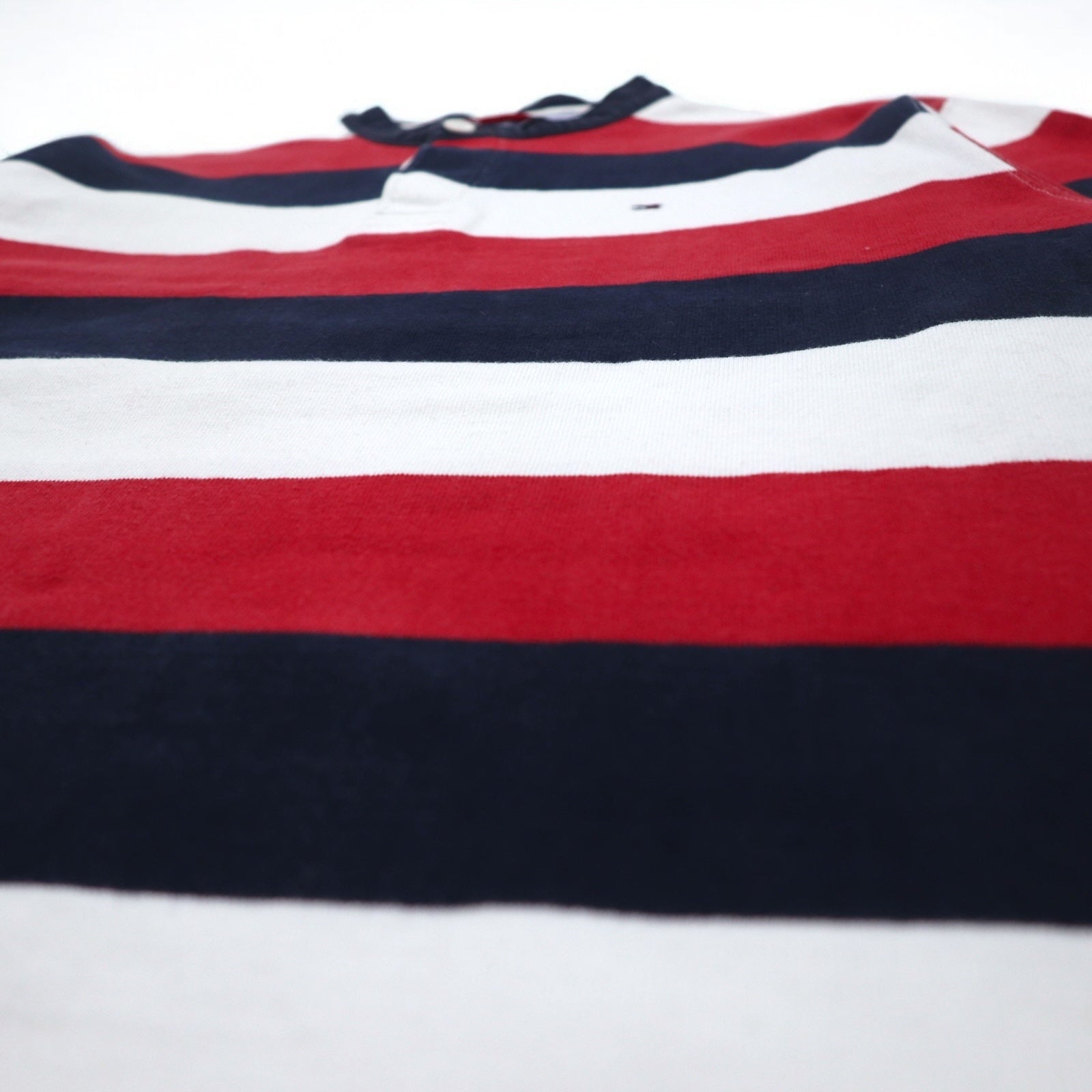 TOMMY HILFIGER Polo rugby a collo alla coreana, taglia M, righe tricolori, scollo Henley