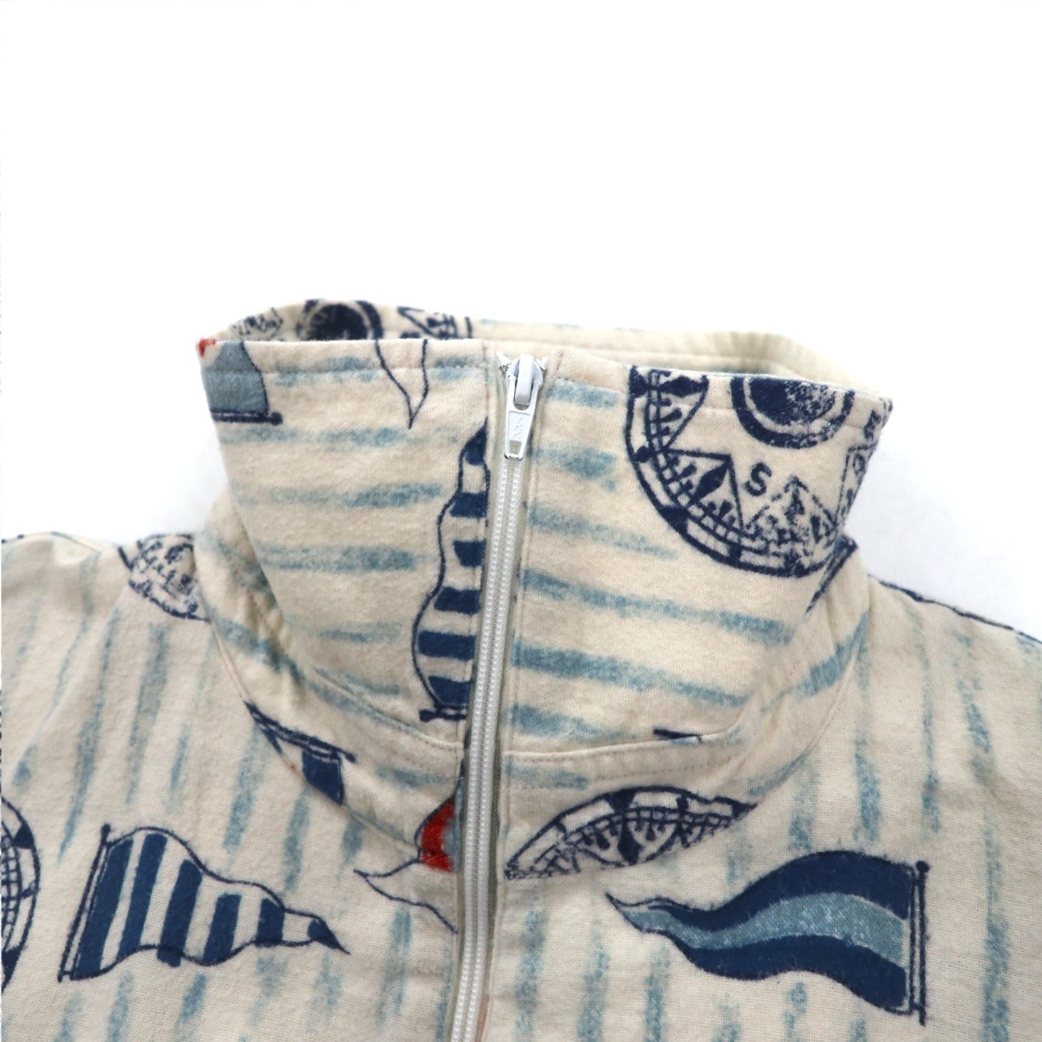 BLUE BLUE Giacca con cerniera a collo alto, taglia M, bianca, fantasia all-over, motivo a bandiere nautiche, made in Japan
