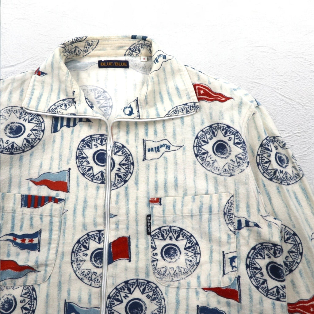 BLUE BLUE Giacca con cerniera a collo alto, taglia M, bianca, fantasia all-over, motivo a bandiere nautiche, made in Japan