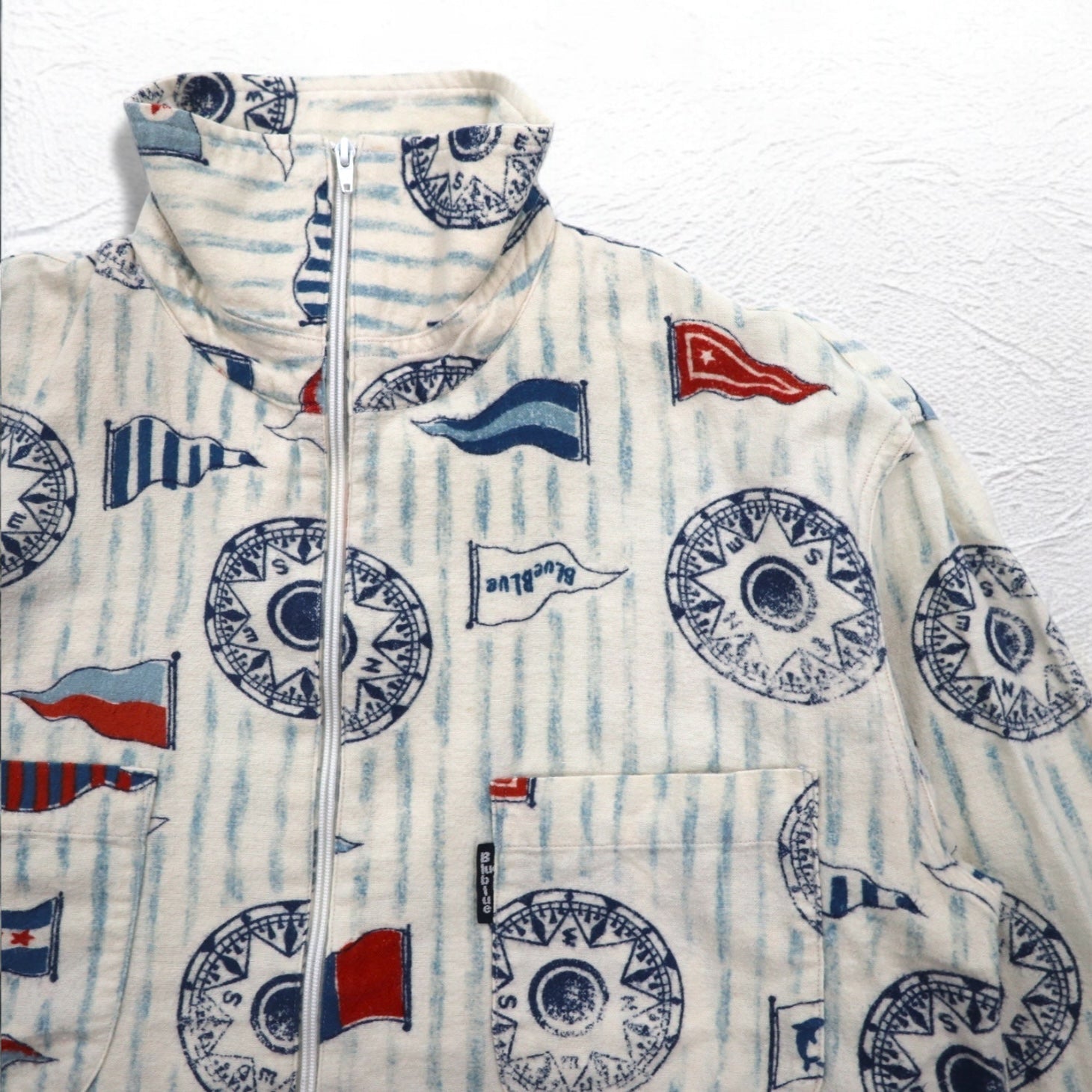 BLUE BLUE Giacca con cerniera a collo alto, taglia M, bianca, fantasia all-over, motivo a bandiere nautiche, made in Japan
