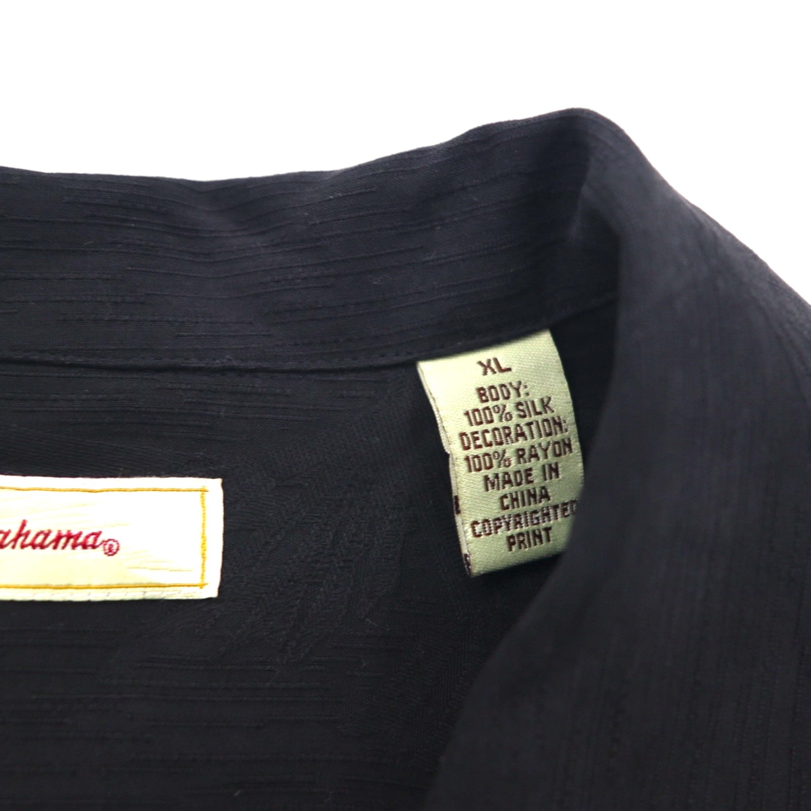 TOMMY BAHAMA Camicia in seta con colletto aperto stile hawaiano, taglia XL, colore nero, vestibilità squadrata, logo ricamato sul retro, motivo cocktail