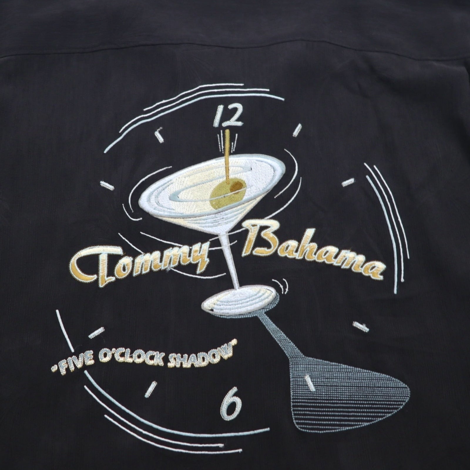 TOMMY BAHAMA Camicia in seta con colletto aperto stile hawaiano, taglia XL, colore nero, vestibilità squadrata, logo ricamato sul retro, motivo cocktail