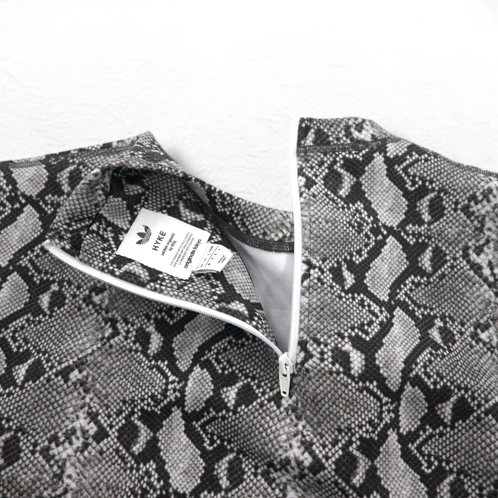 adidas Originals by HYKE Felpa Crew Neck Python S Grigio Stampa all-over Animale