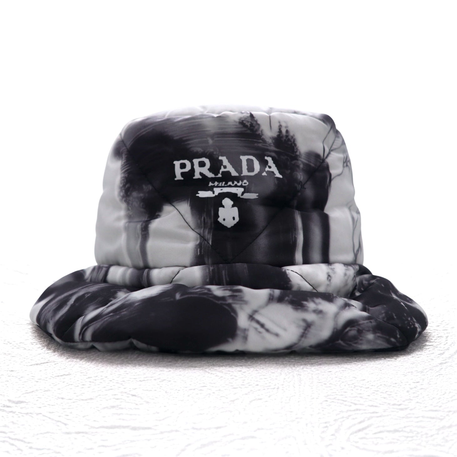 PRADA Cappello da pescatore in Re-Nylon imbottito L Padded Re-Nylon Bucket Hat trapuntato grigio stampato 2HC252