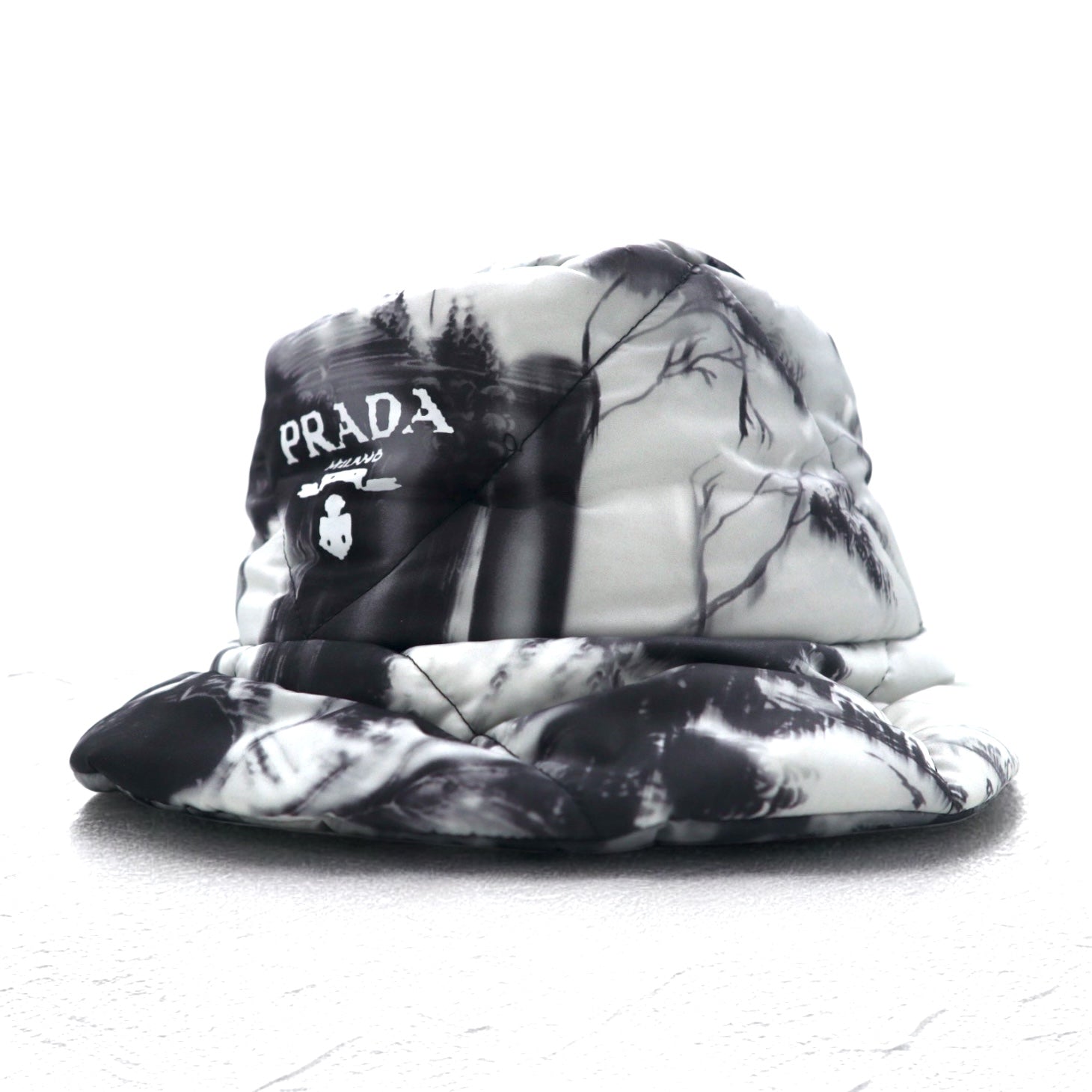 PRADA Cappello da pescatore in Re-Nylon imbottito L Padded Re-Nylon Bucket Hat trapuntato grigio stampato 2HC252