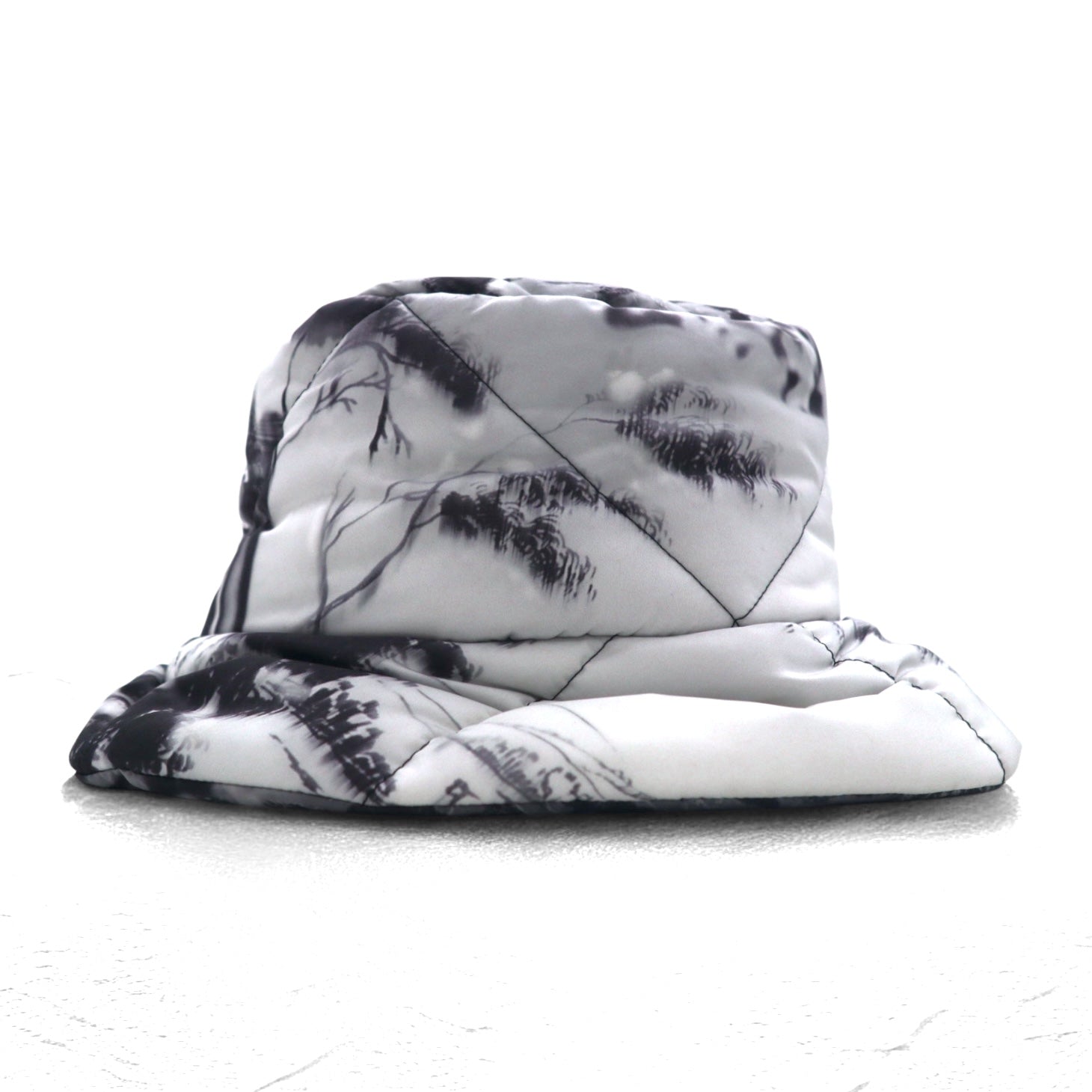 PRADA Cappello da pescatore in Re-Nylon imbottito L Padded Re-Nylon Bucket Hat trapuntato grigio stampato 2HC252