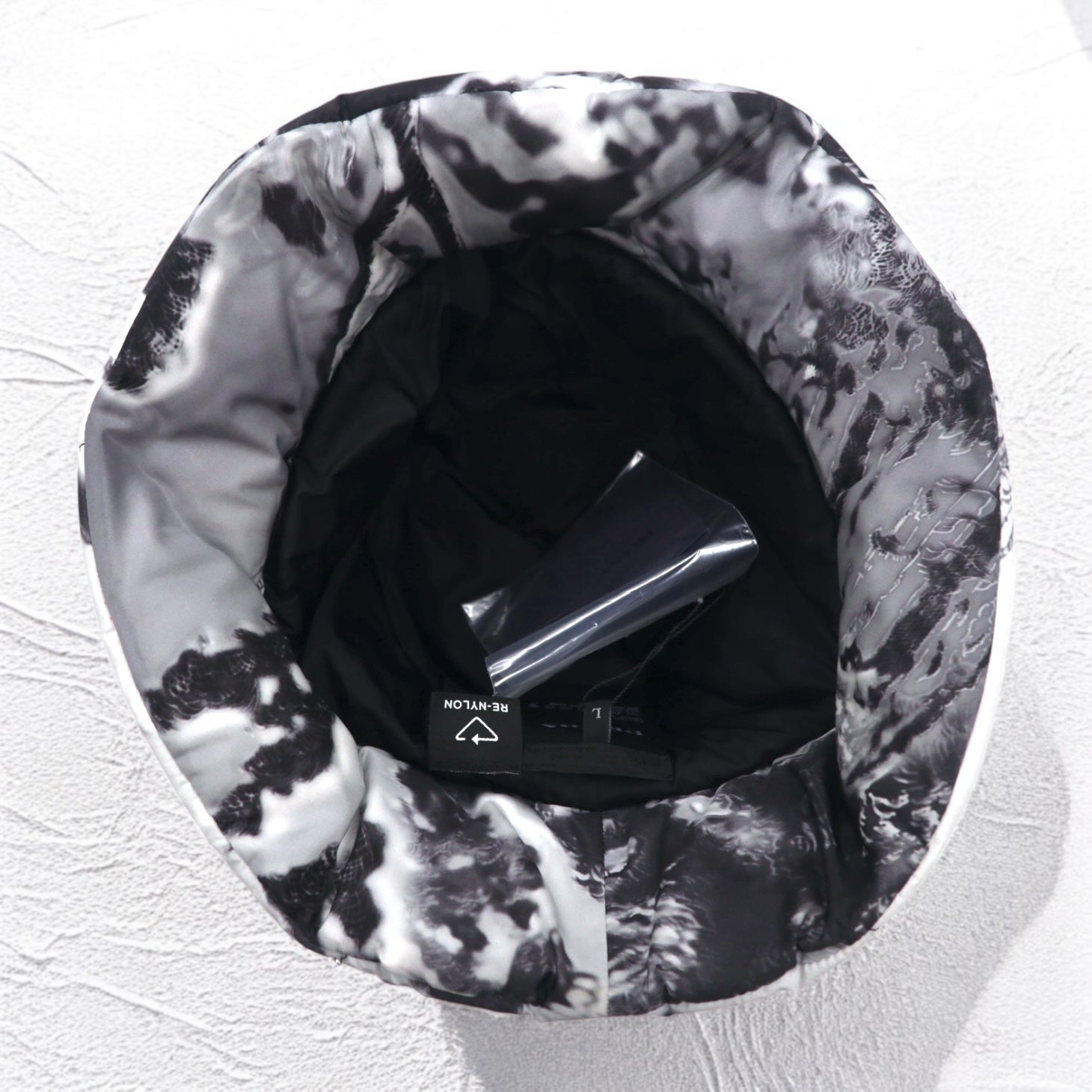 PRADA Cappello da pescatore in Re-Nylon imbottito L Padded Re-Nylon Bucket Hat trapuntato grigio stampato 2HC252