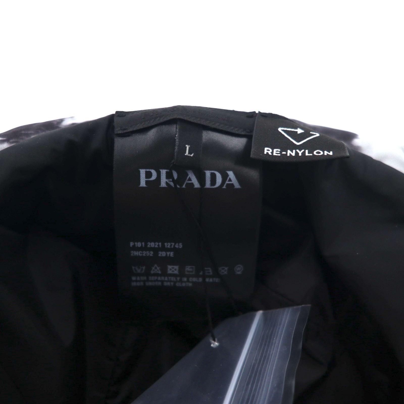 PRADA Cappello da pescatore in Re-Nylon imbottito L Padded Re-Nylon Bucket Hat trapuntato grigio stampato 2HC252