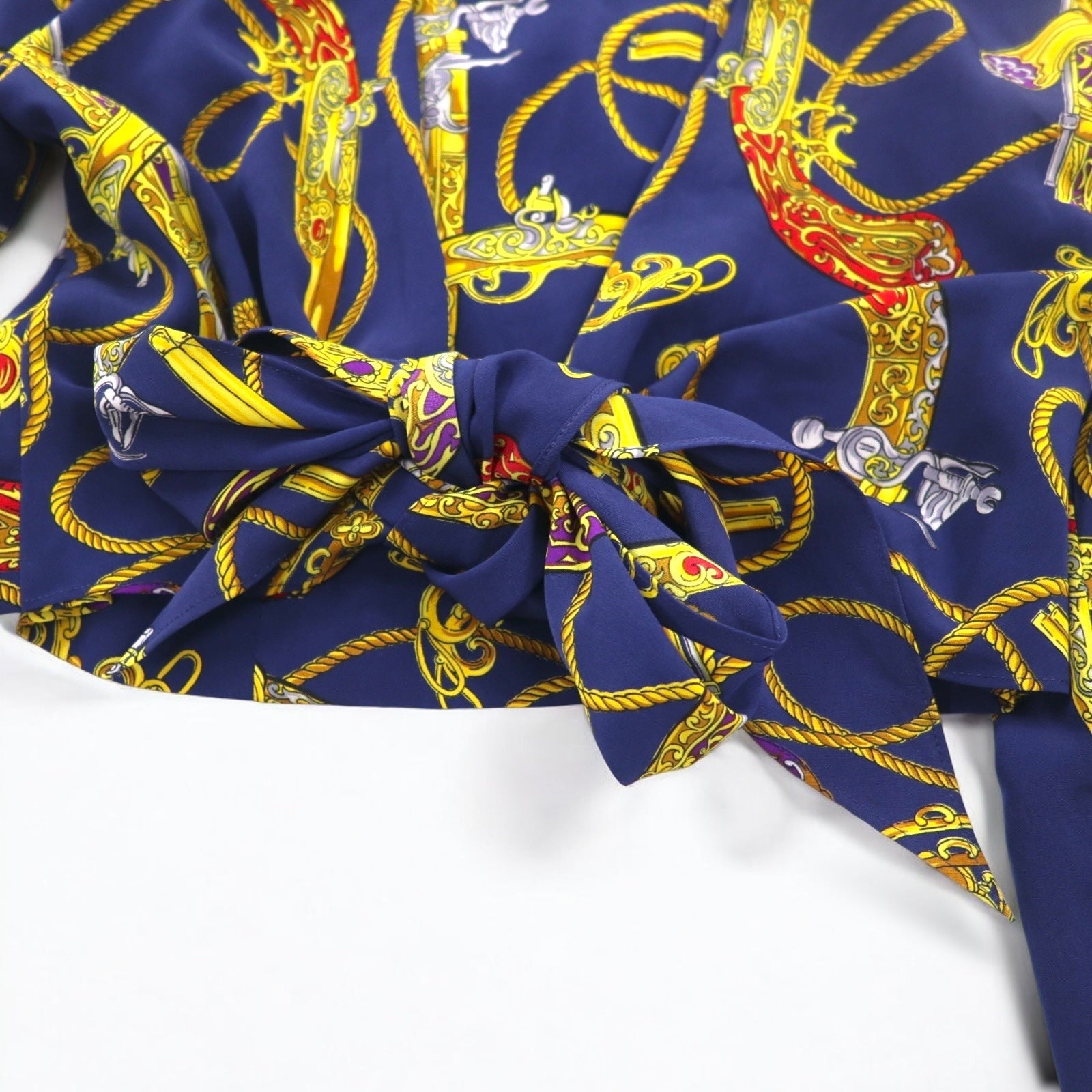 Blusa vintage anni '90 retrò, camicia crop con nodo frontale, blusa retrò taglia M, blu navy, bottoni posteriori, bottoni dorati, stampa sciarpa all-over, orlo con nodo.