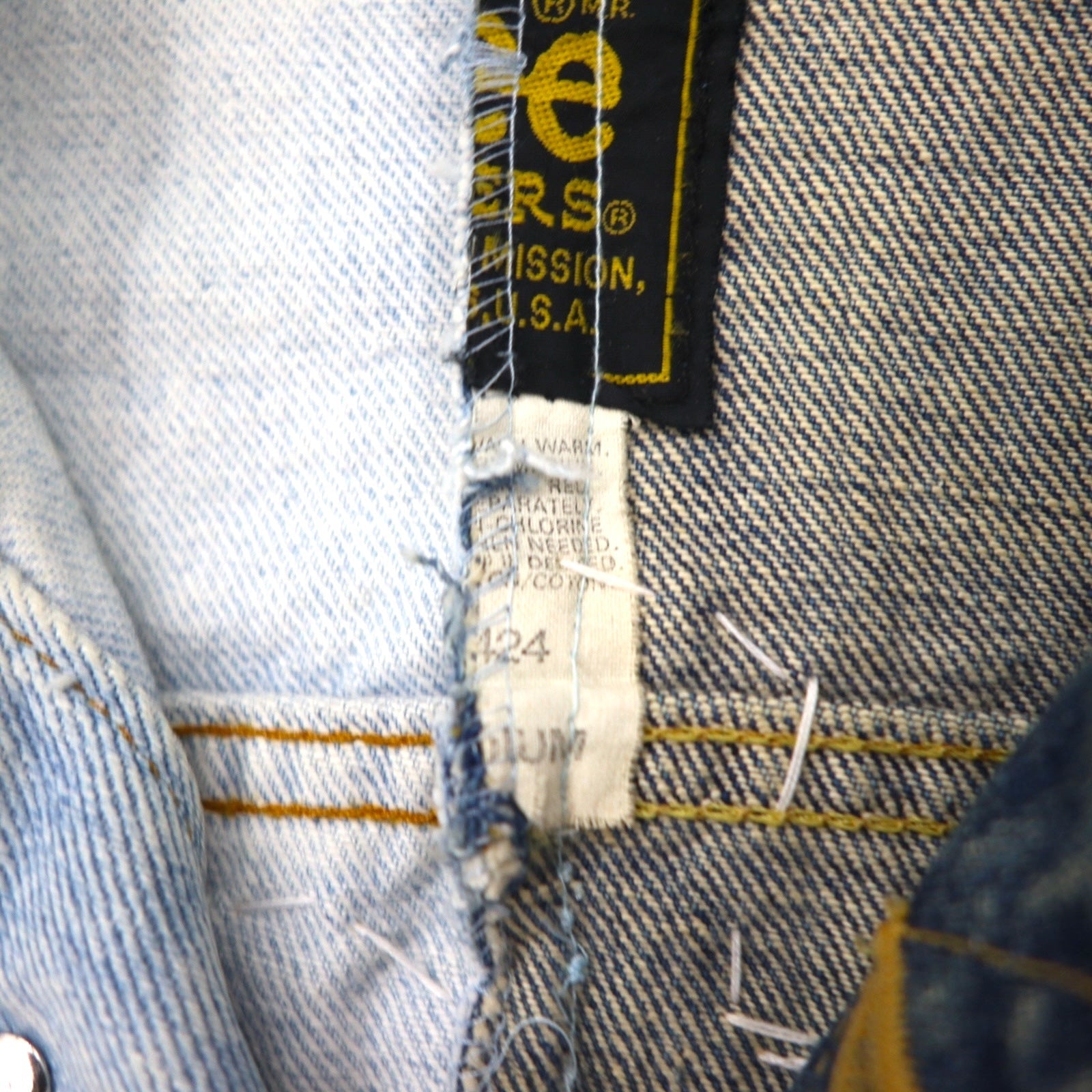 Y.A.R.N. × 90s Lee Riders Giacca in denim ricostruita, rielaborata, in maglia incrociata, taglia M, fatta a mano