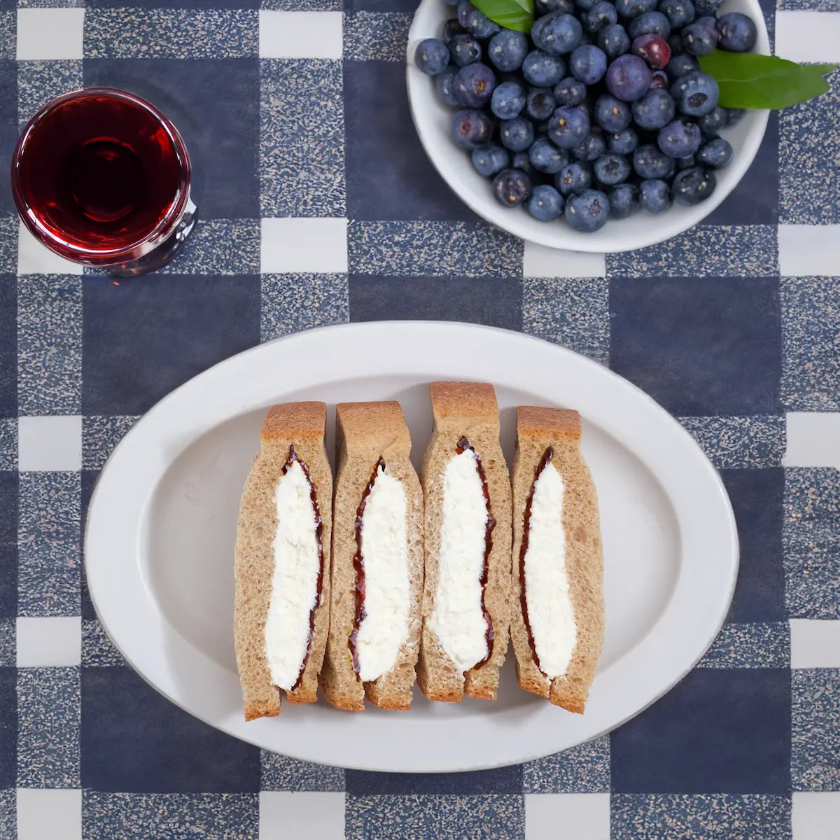 Sandwich alla panna con marmellata di mirtilli senza zucchero. Carboidrati 4,0 g/pz.