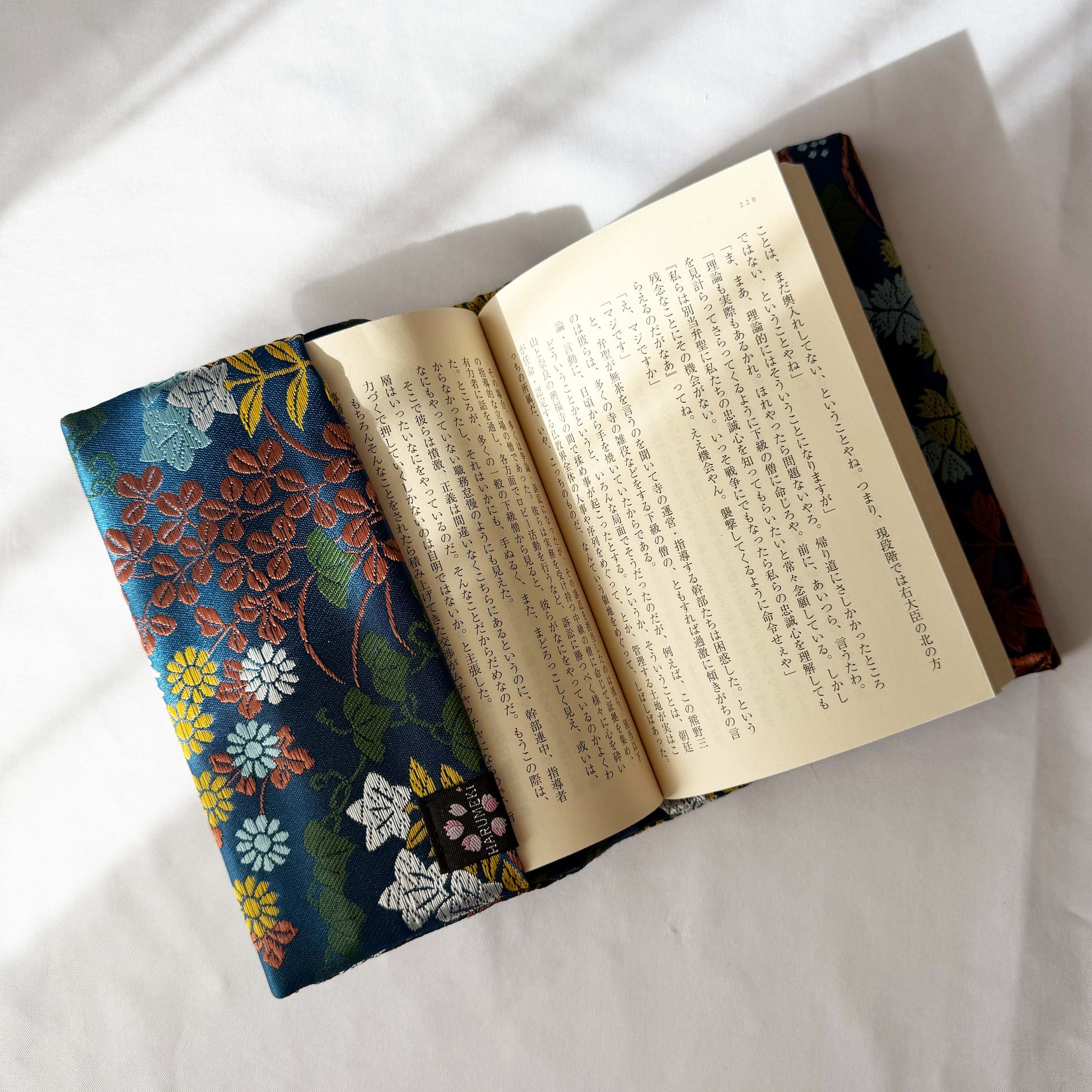 【ヴィンテージ金襴】ものがたり装いカバー（ブックカバー・しおり付） 世界に一つの織言葉で包む、あなただけの聖域