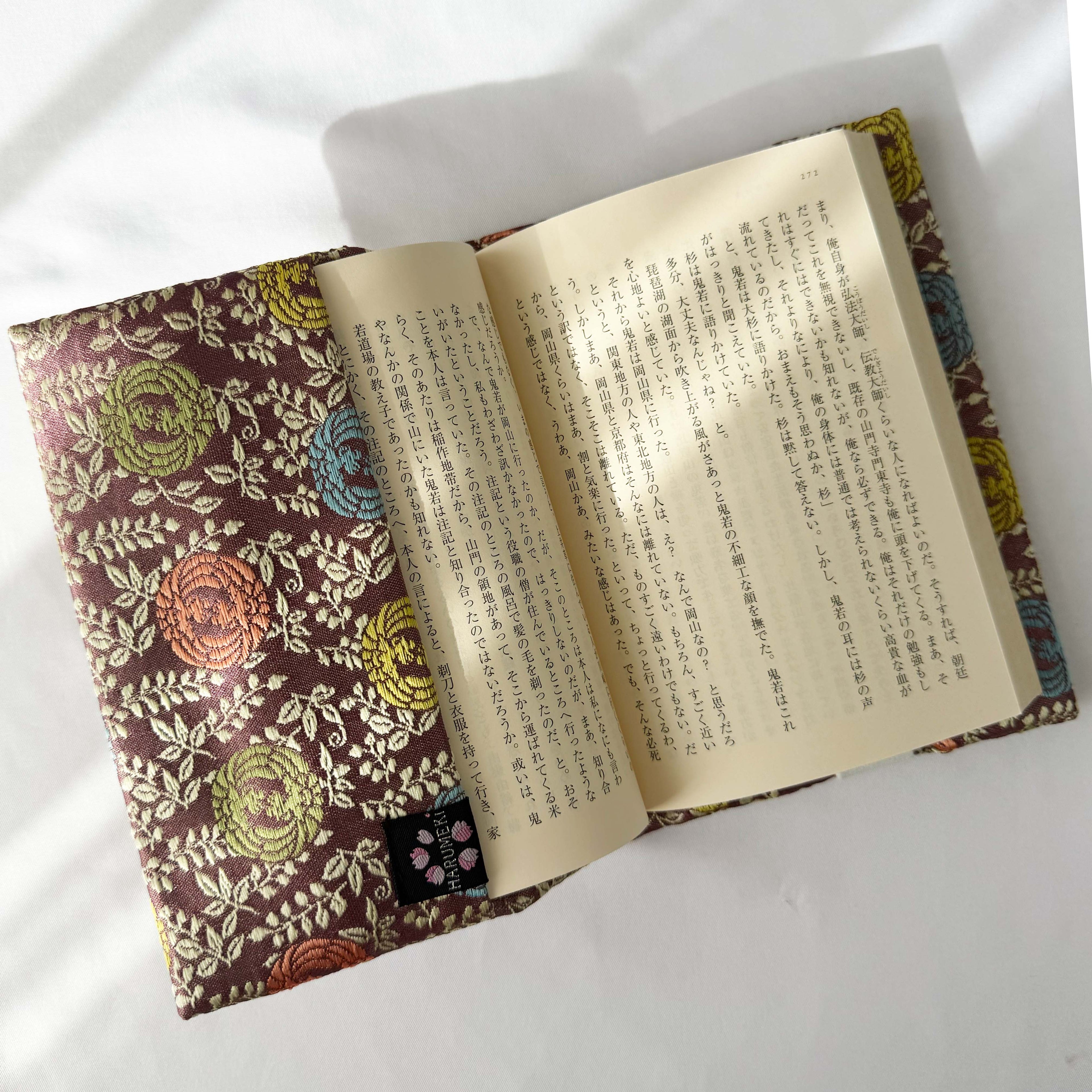 【ヴィンテージ金襴】ものがたり装いカバー（ブックカバー・しおり付） 世界に一つの織言葉で包む、あなただけの聖域