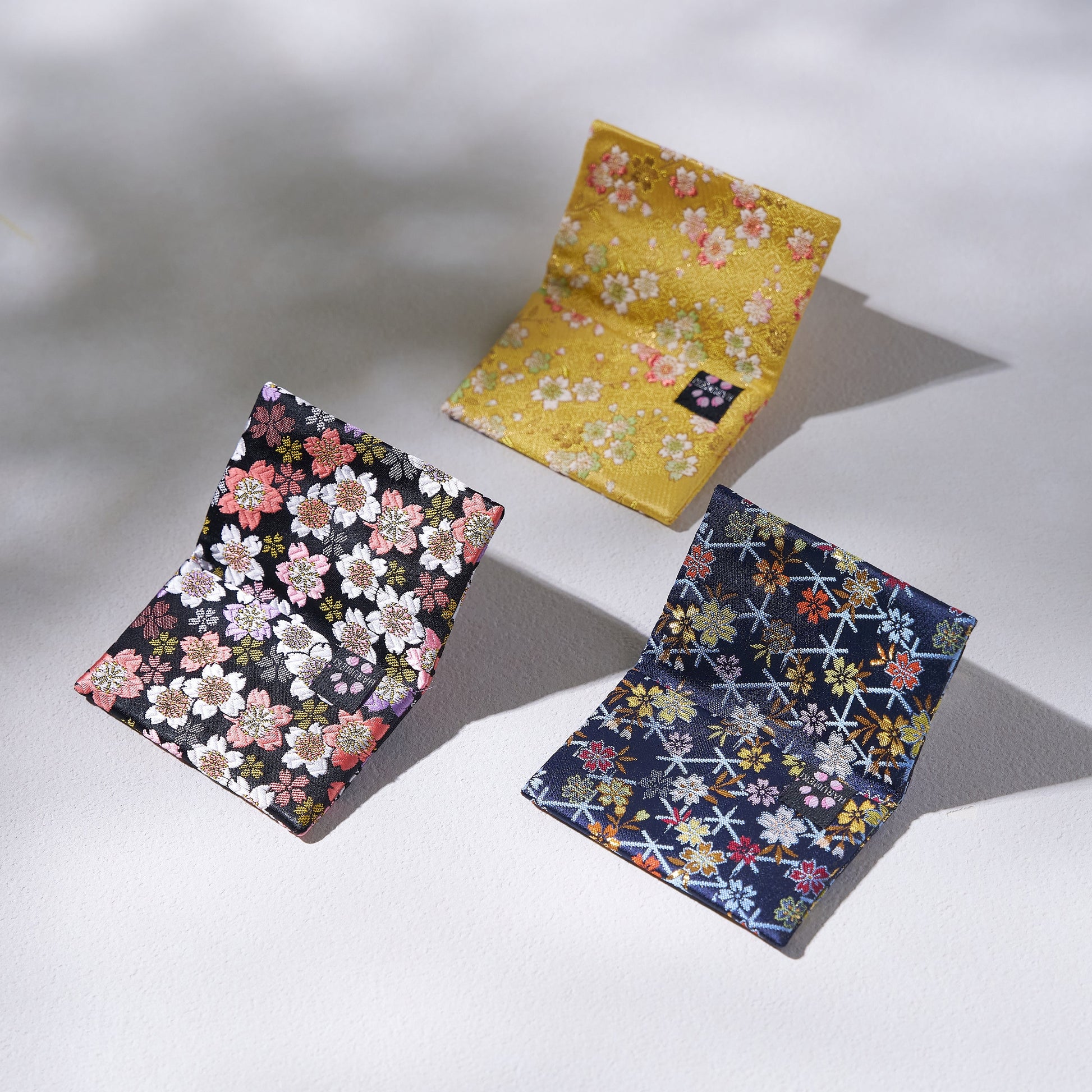 初対面の会話を彩り、ご縁を結ぶ。 【ヴィンテージ金襴】ひらりカードホルダー（名刺・ICカード入れ） 織言葉のストーリーを忍ばせる、スマートな名刺入れ