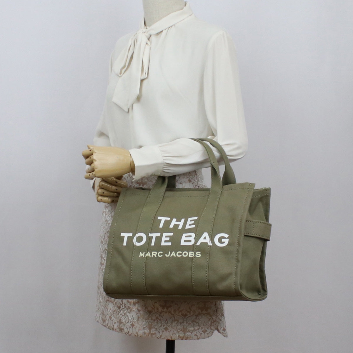 マーク　ジェイコブス MARC JACOBS The Tote Bag スモール トラベラートート トートバッグM0016161　372SLATE GREEN カーキ