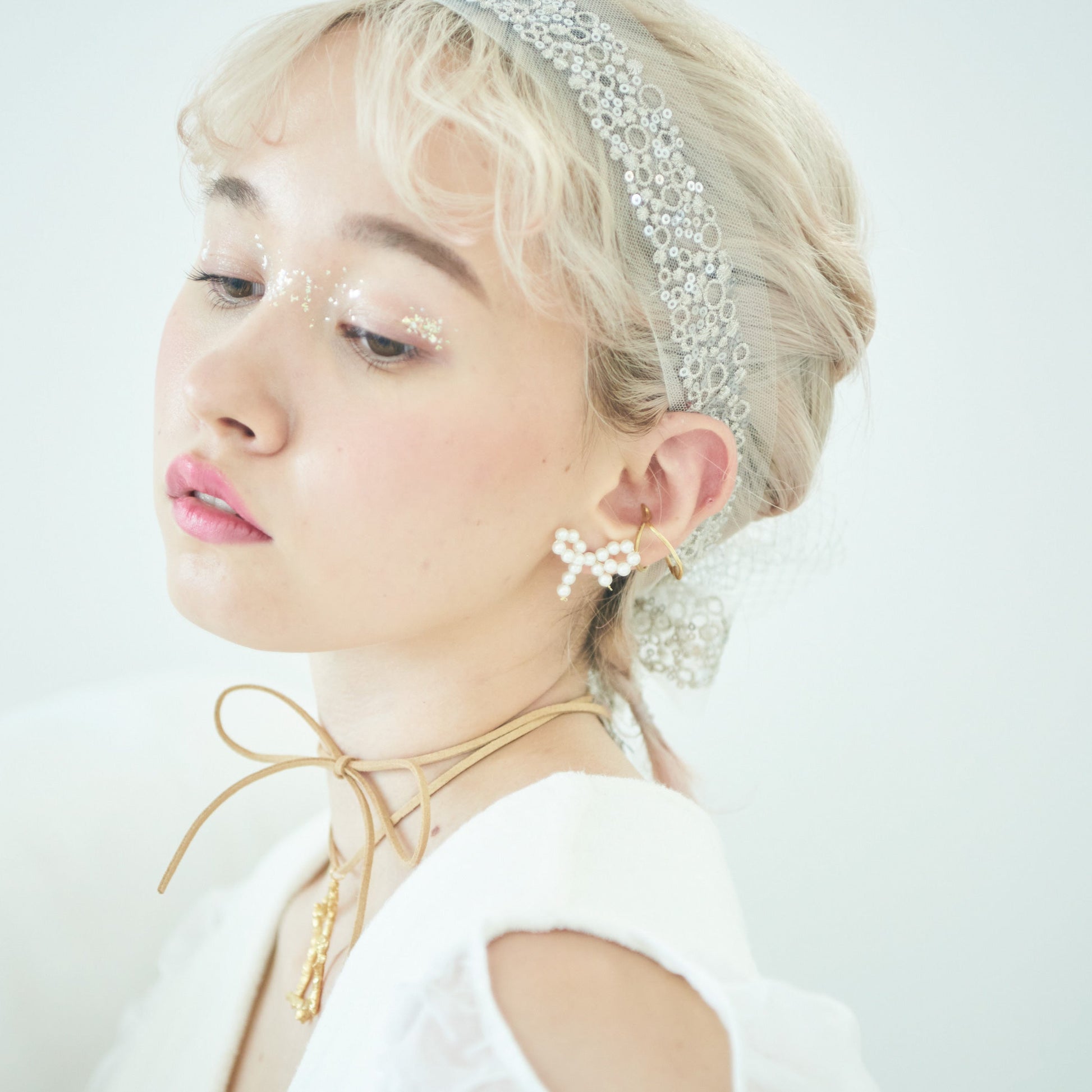 Orecchini a perno/pendenti con fiocco e perle