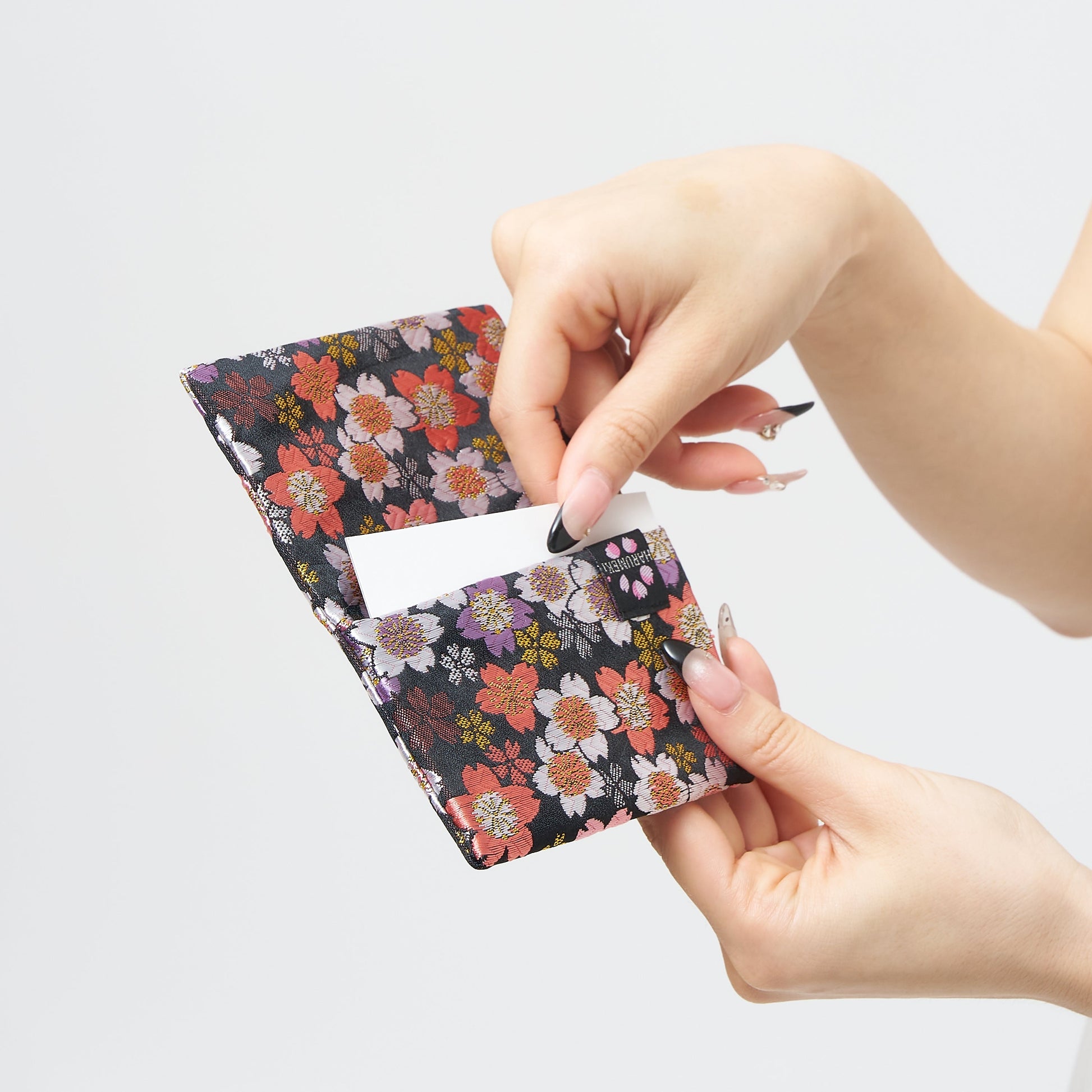 初対面の会話を彩り、ご縁を結ぶ。 【ヴィンテージ金襴】ひらりカードホルダー（名刺・ICカード入れ） 織言葉のストーリーを忍ばせる、スマートな名刺入れ